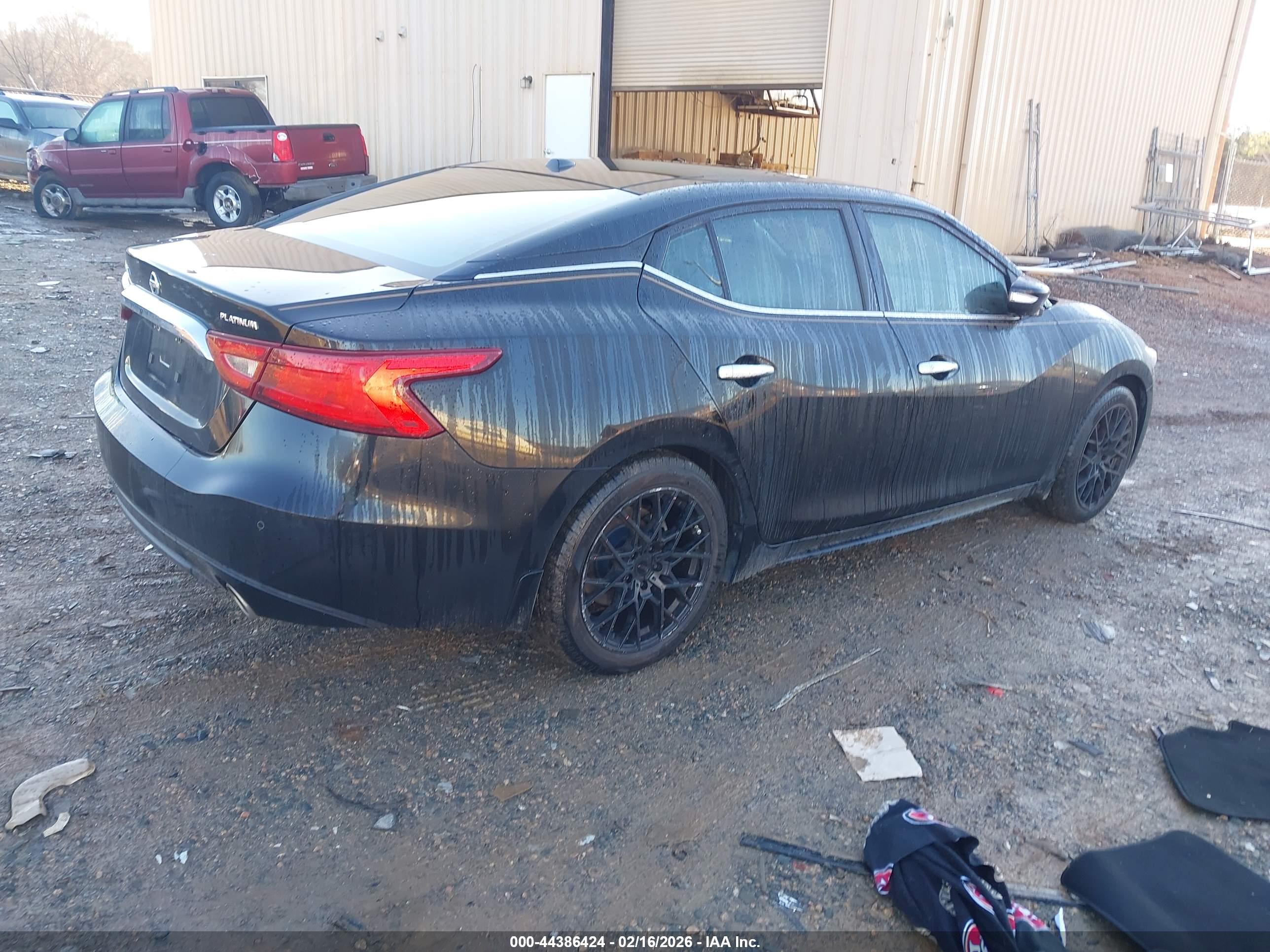 NISSAN MAXIMA image 4