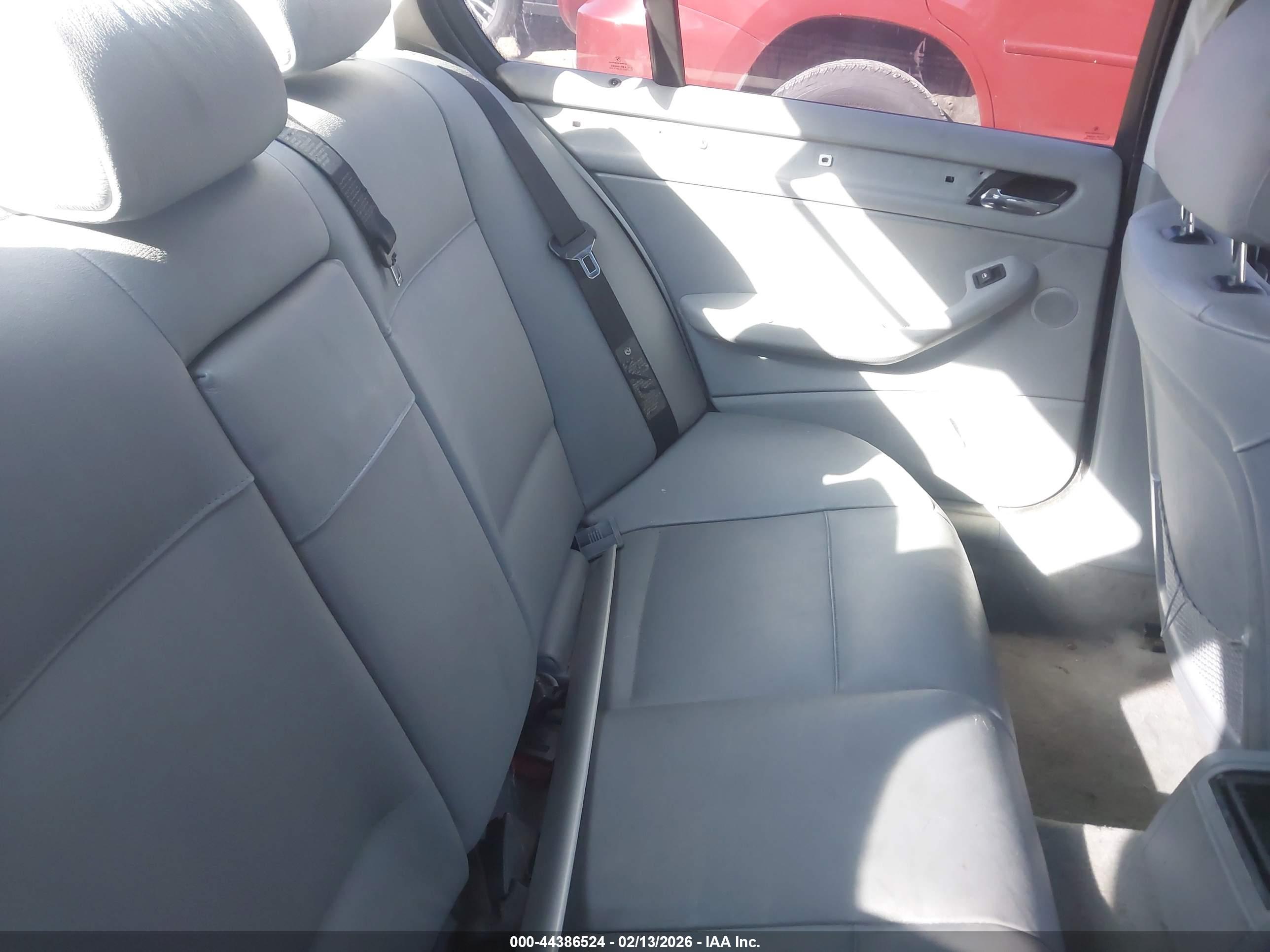 BMW 325I image 8