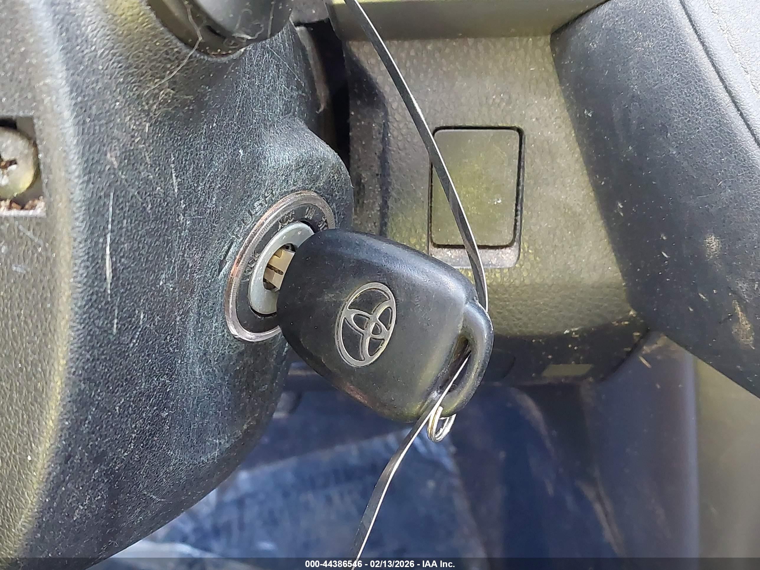 TOYOTA RAV4 image 11
