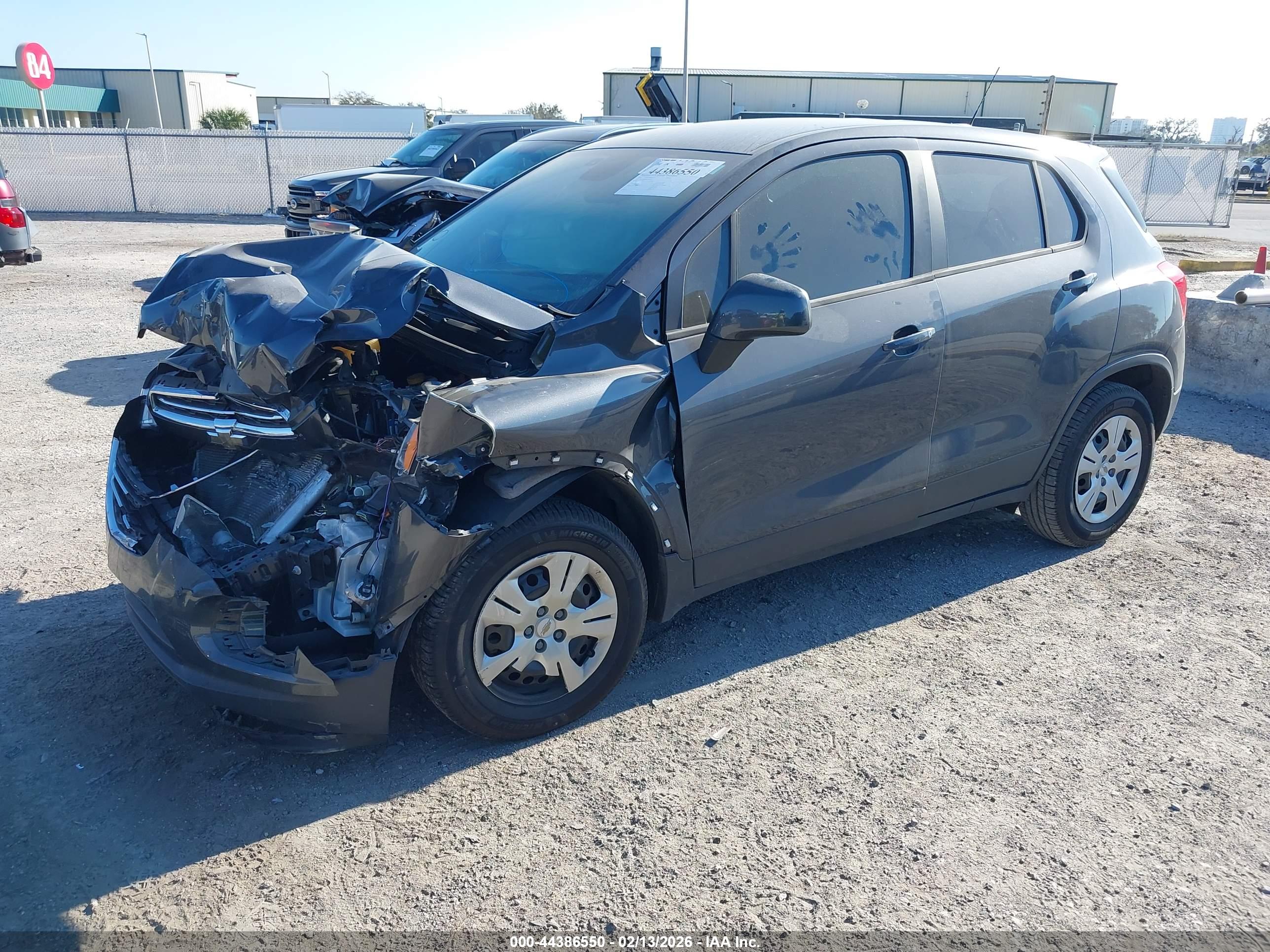 CHEVROLET TRAX image 2