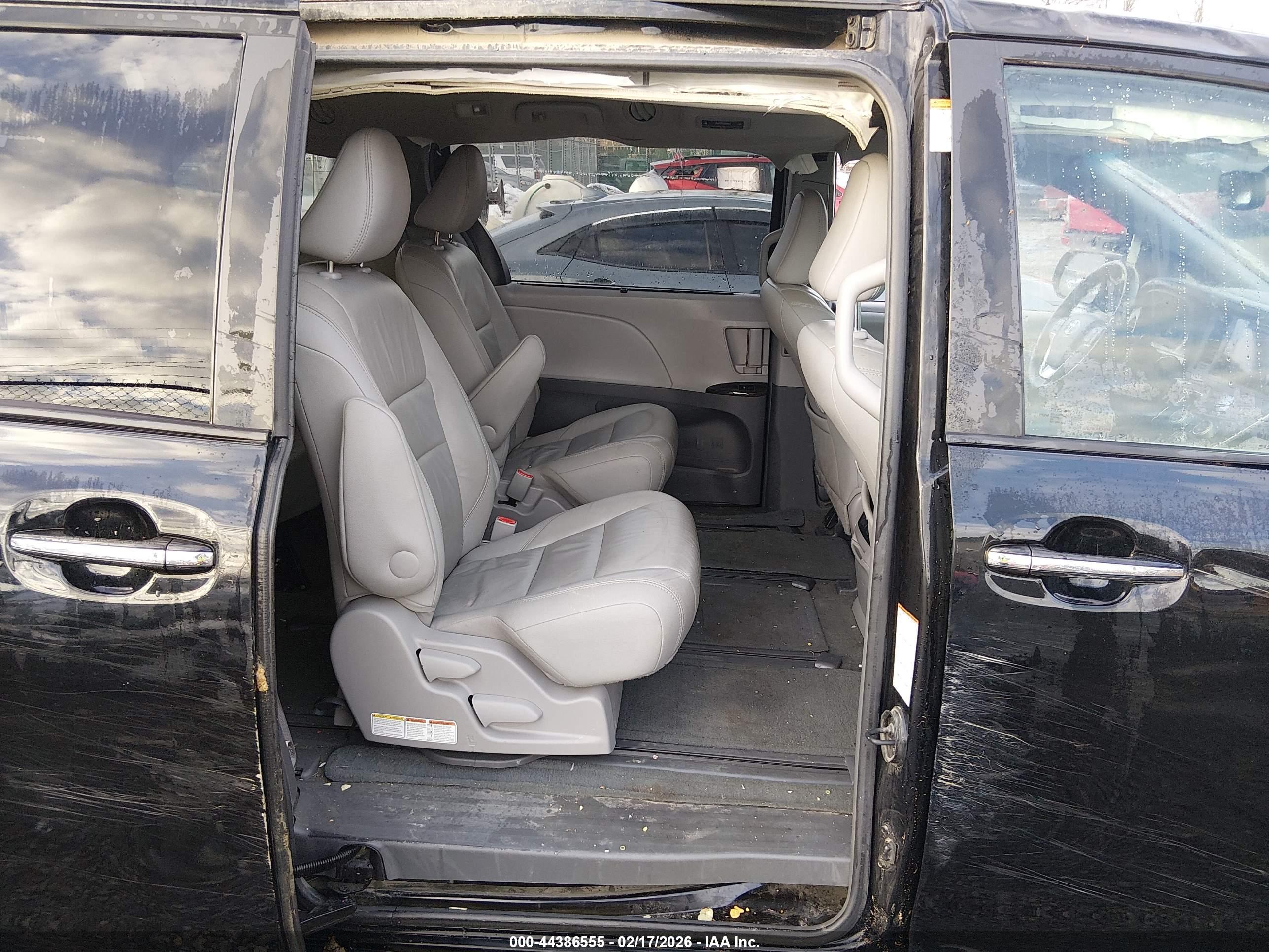 TOYOTA SIENNA image 8