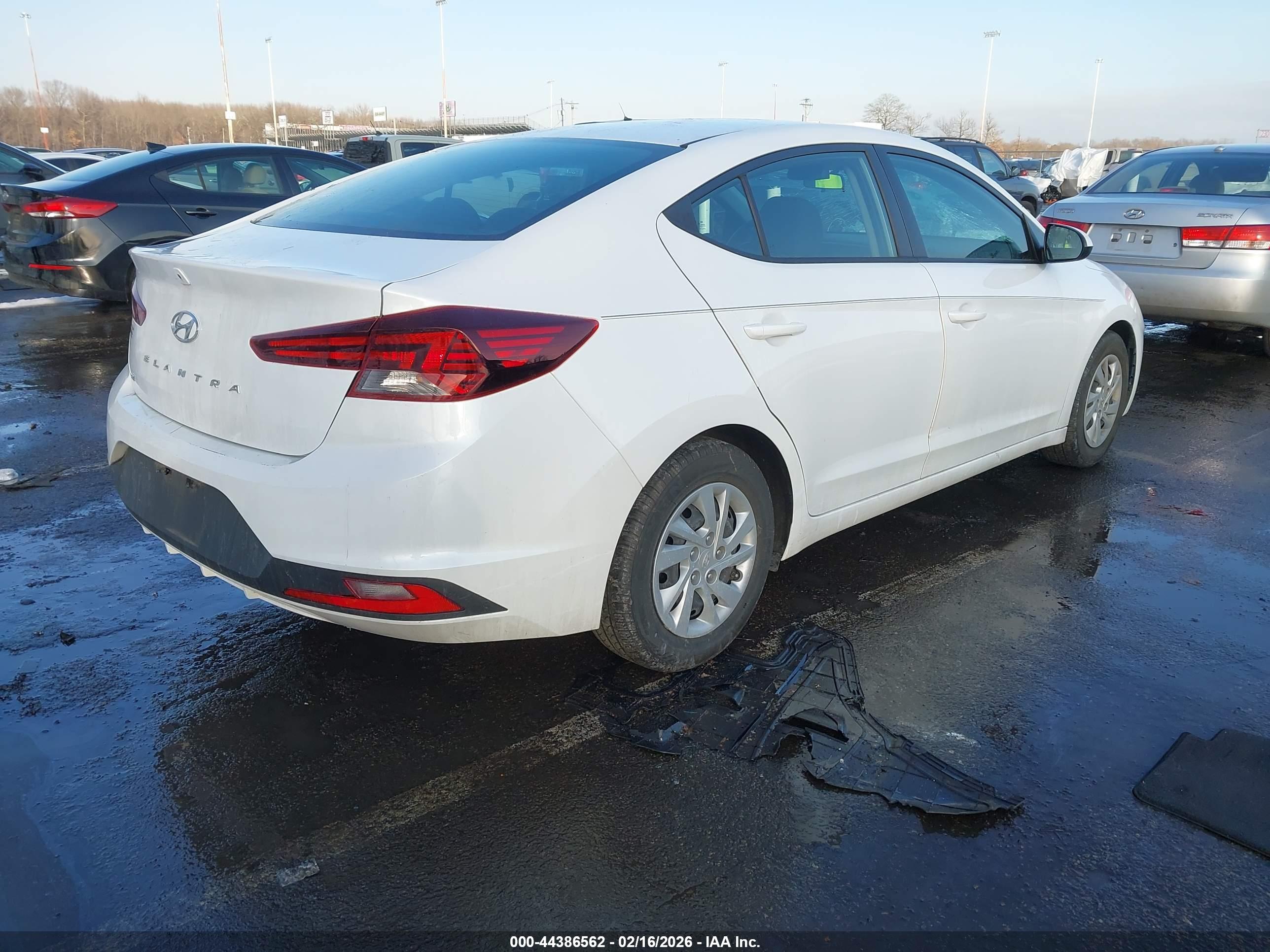 HYUNDAI ELANTRA image 4