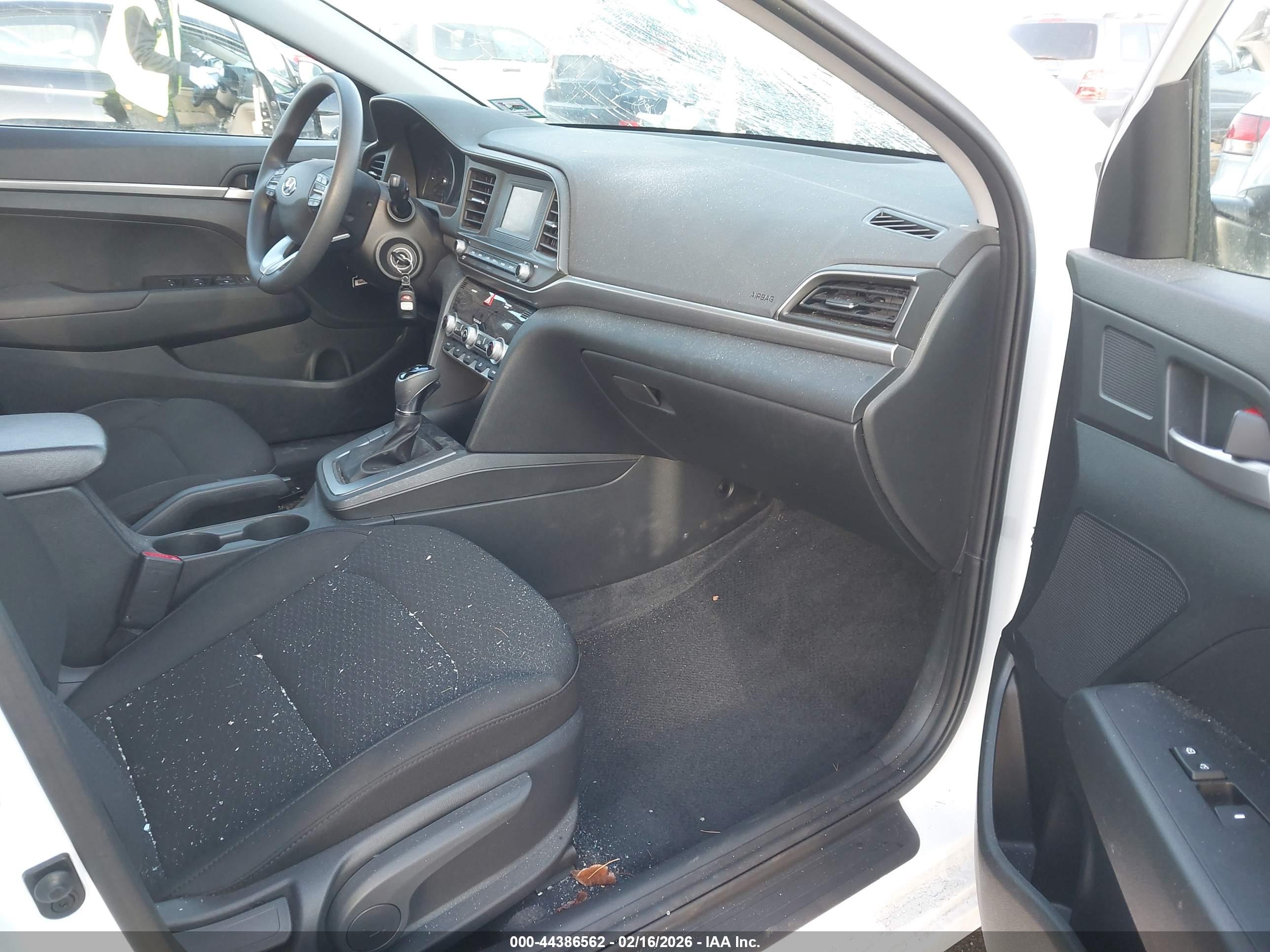HYUNDAI ELANTRA image 5
