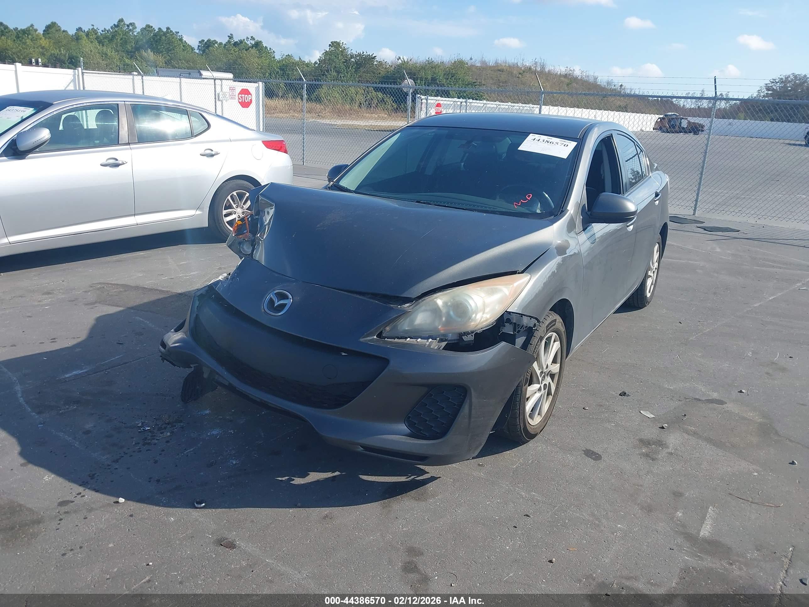 MAZDA MAZDA3 image 2