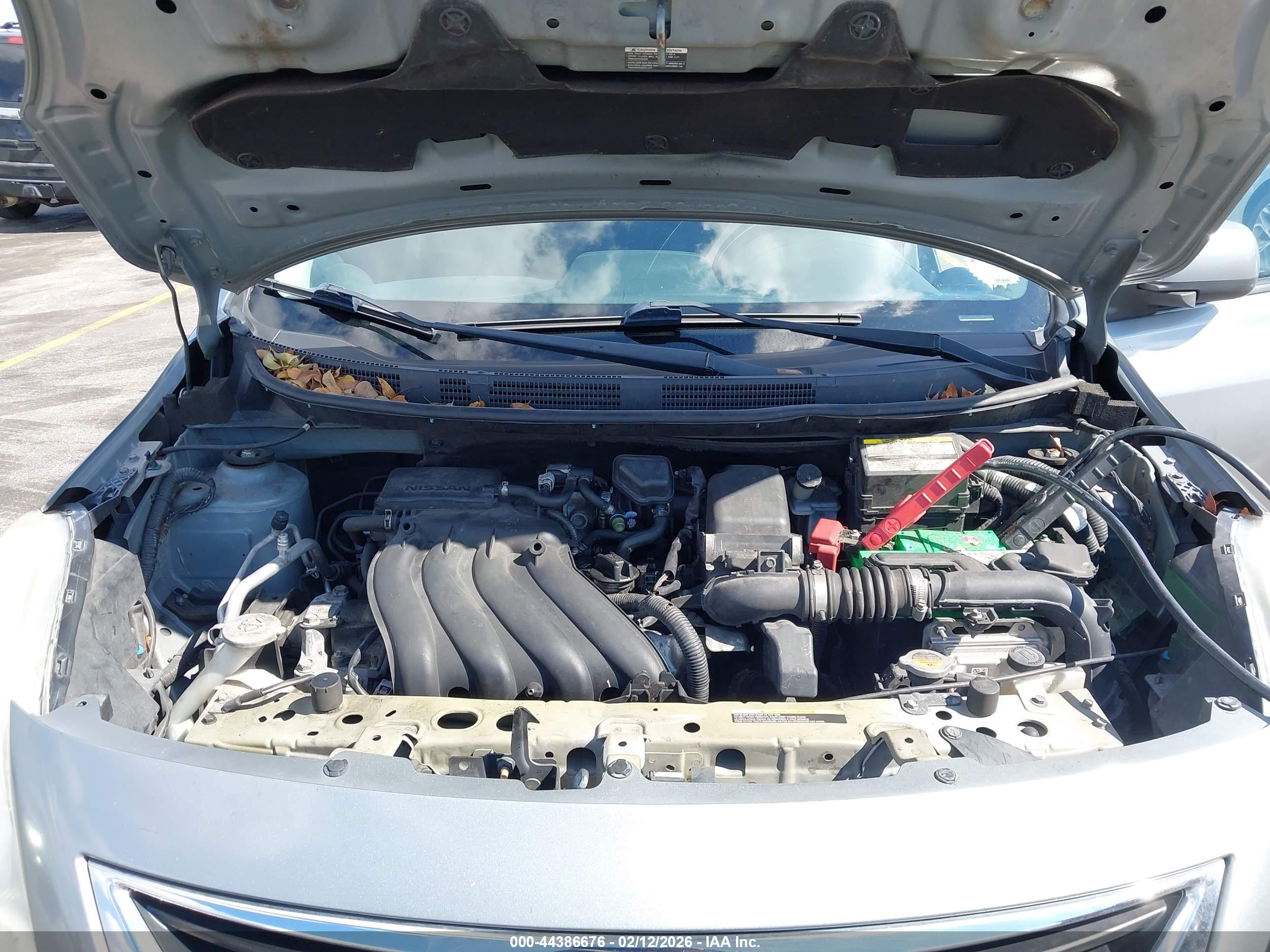 NISSAN VERSA image 10