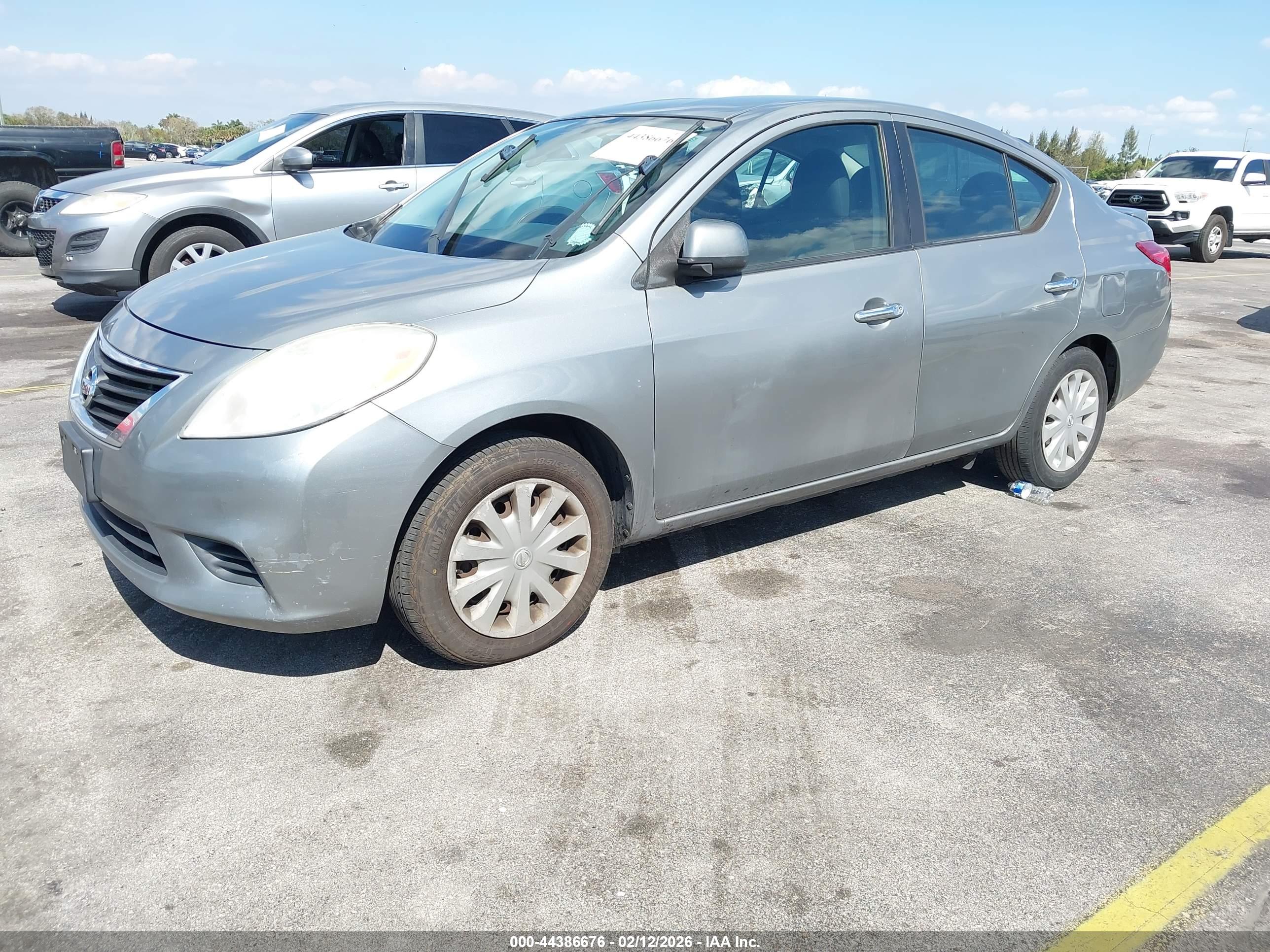 NISSAN VERSA image 2