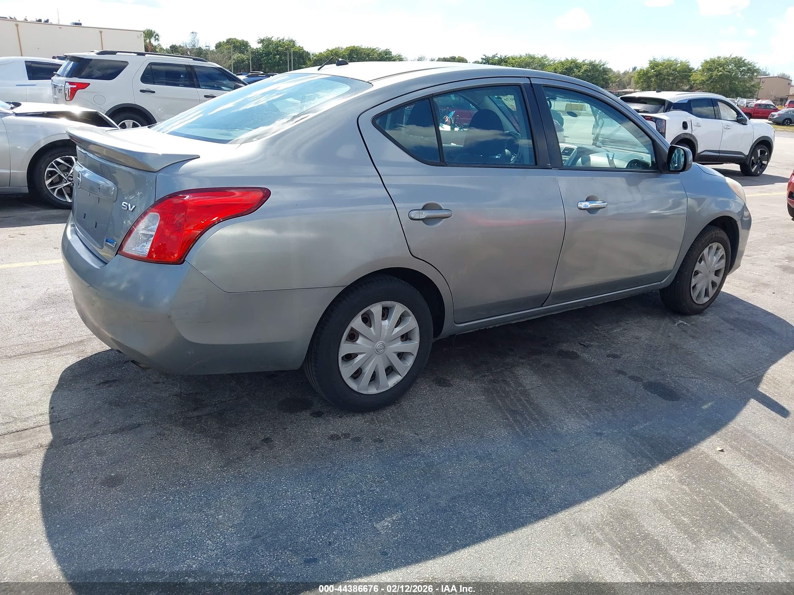 NISSAN VERSA image 4