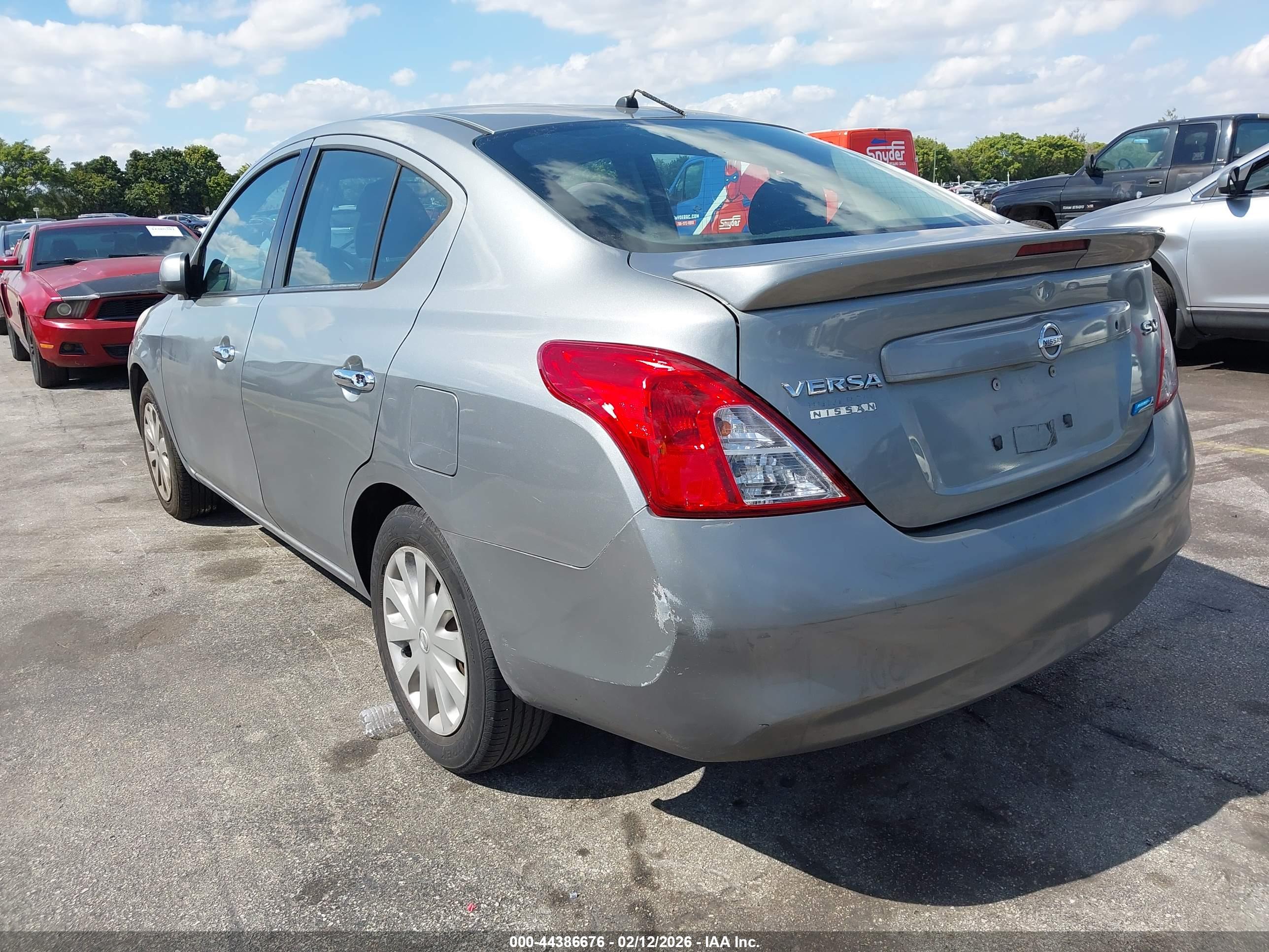 NISSAN VERSA image 6