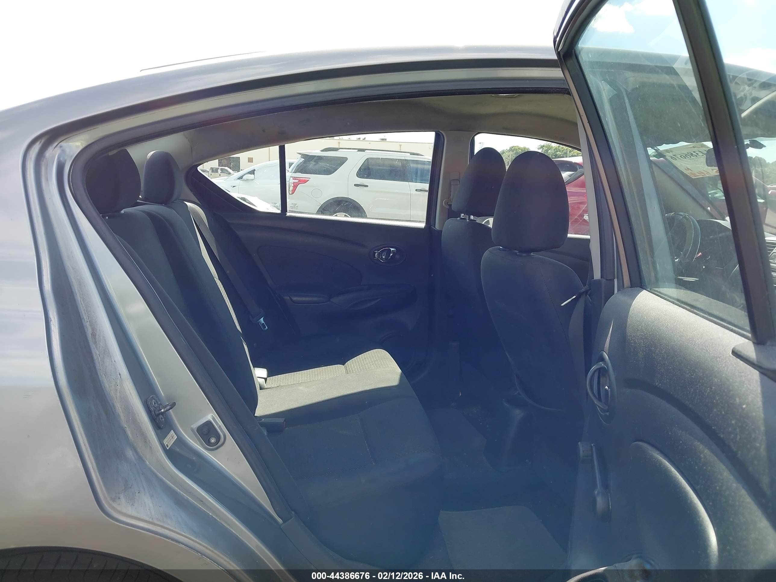 NISSAN VERSA image 8