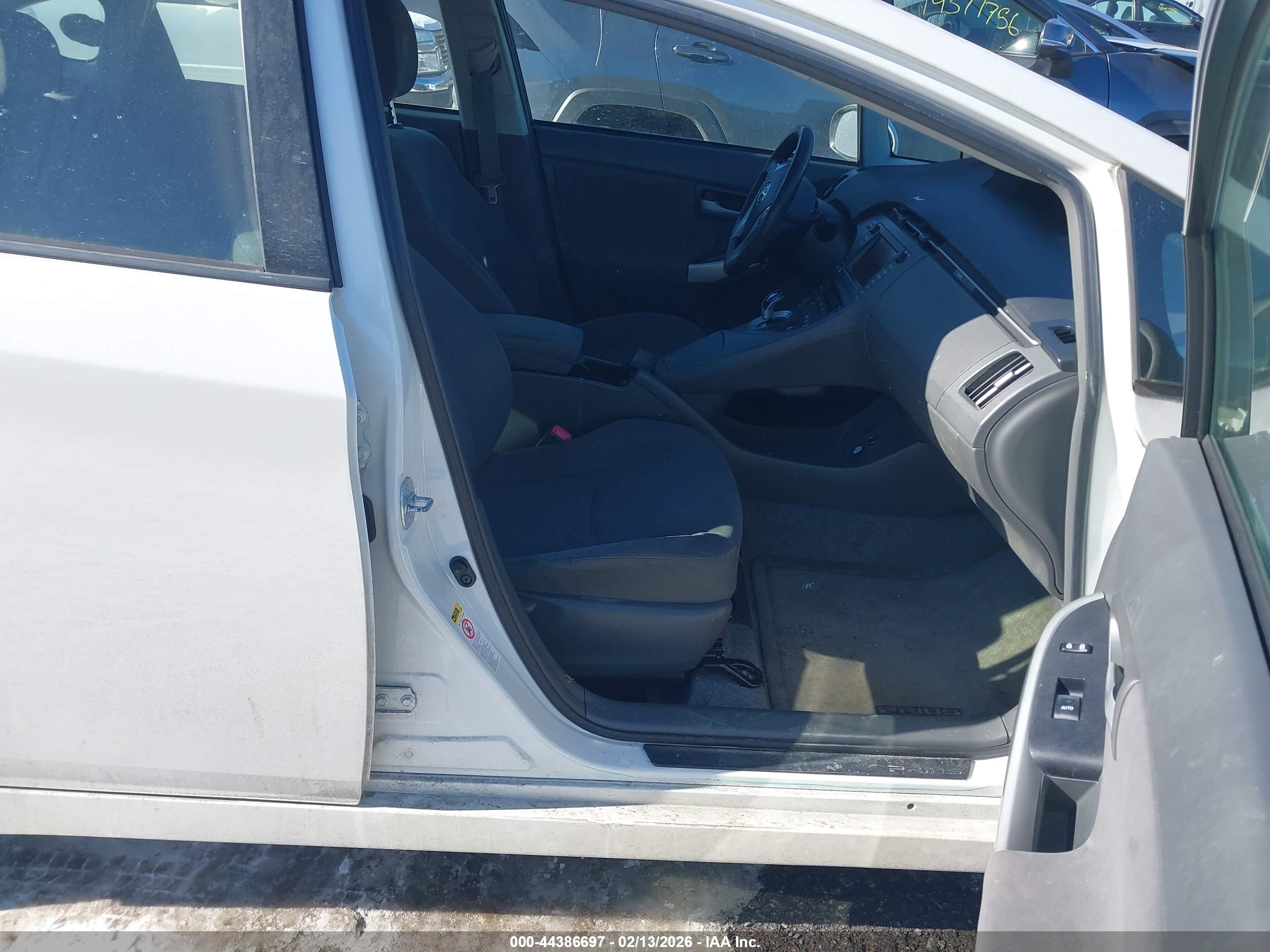 TOYOTA PRIUS image 5