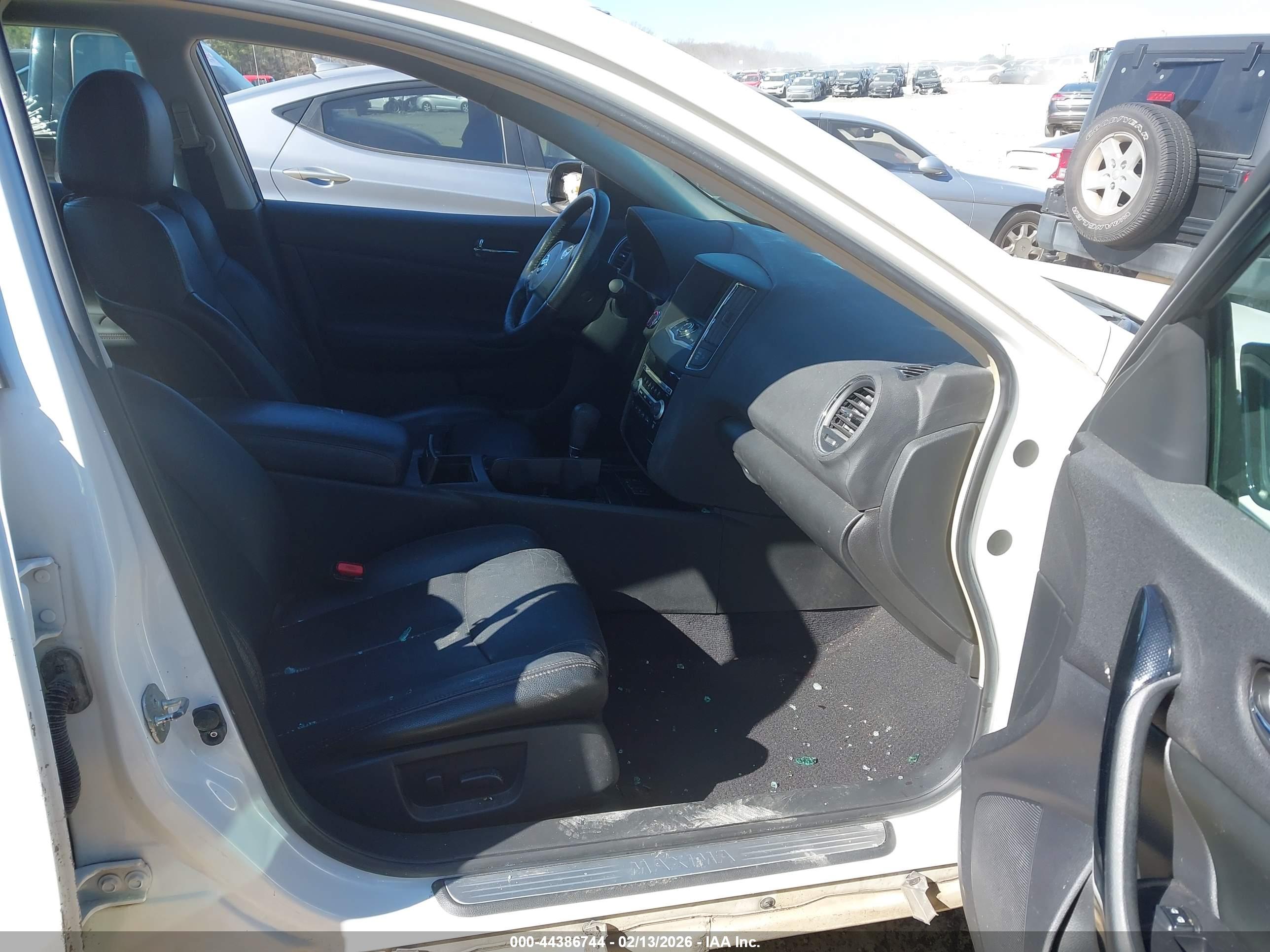 NISSAN MAXIMA image 5