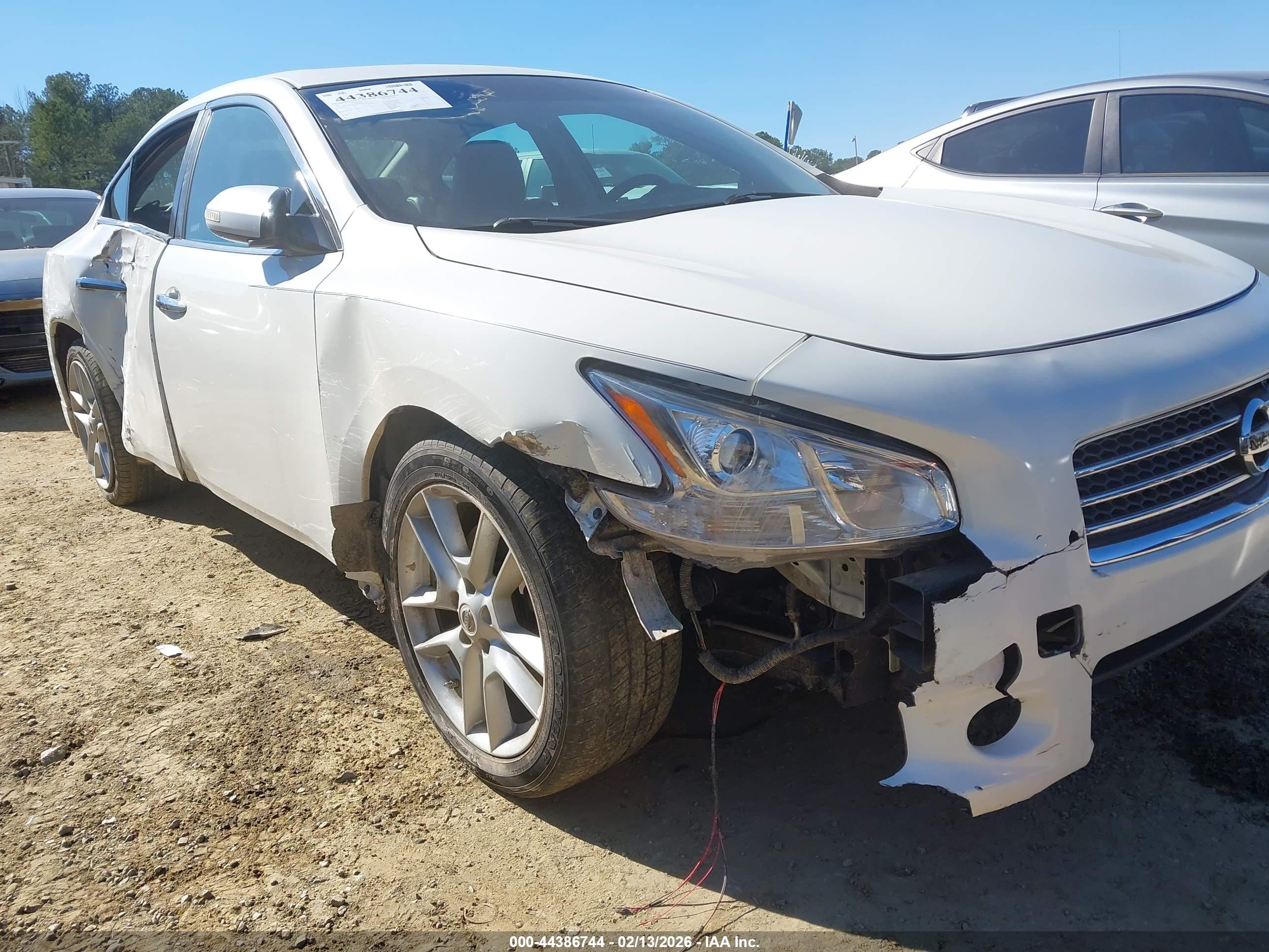 NISSAN MAXIMA image 6