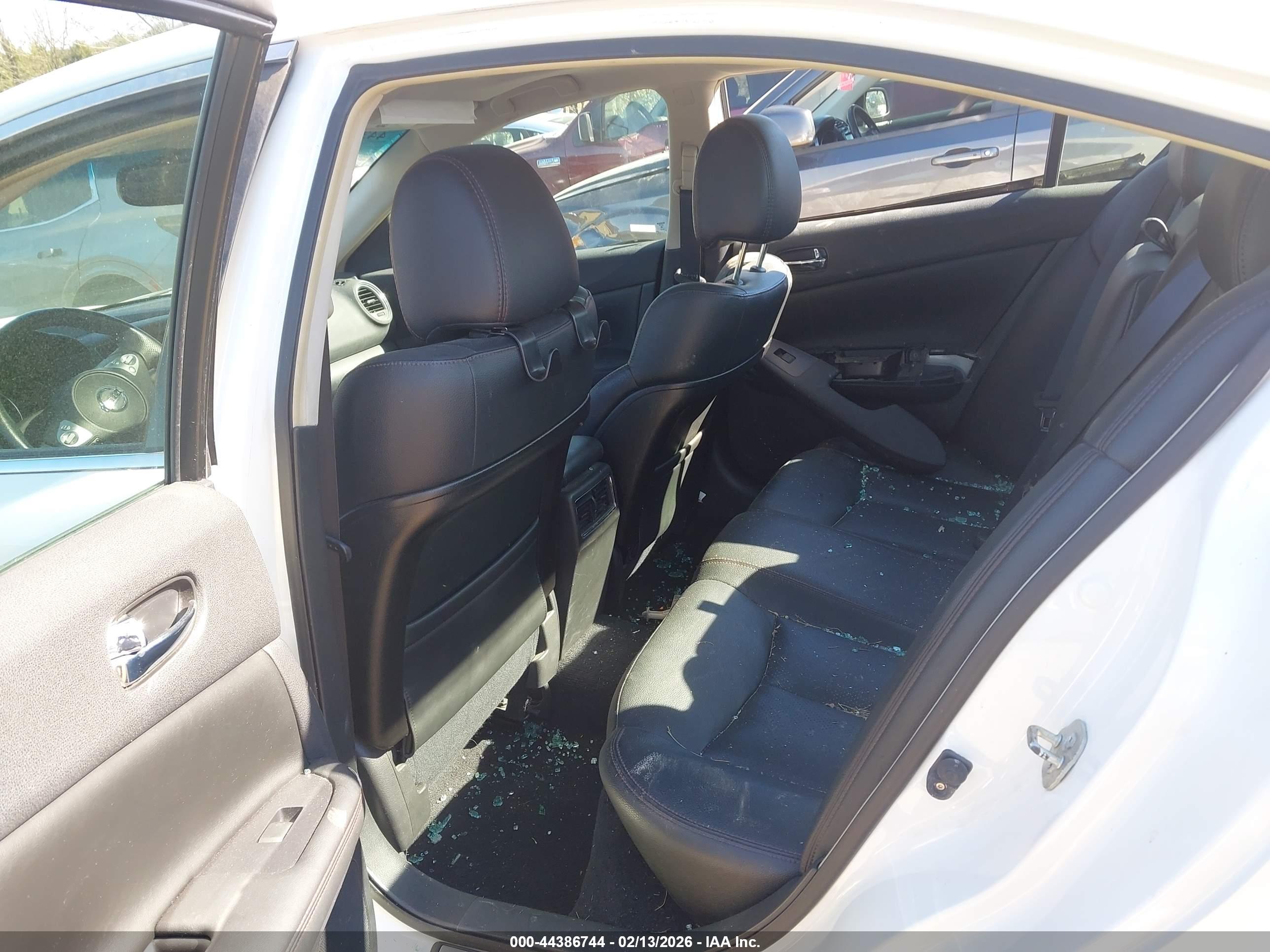 NISSAN MAXIMA image 8