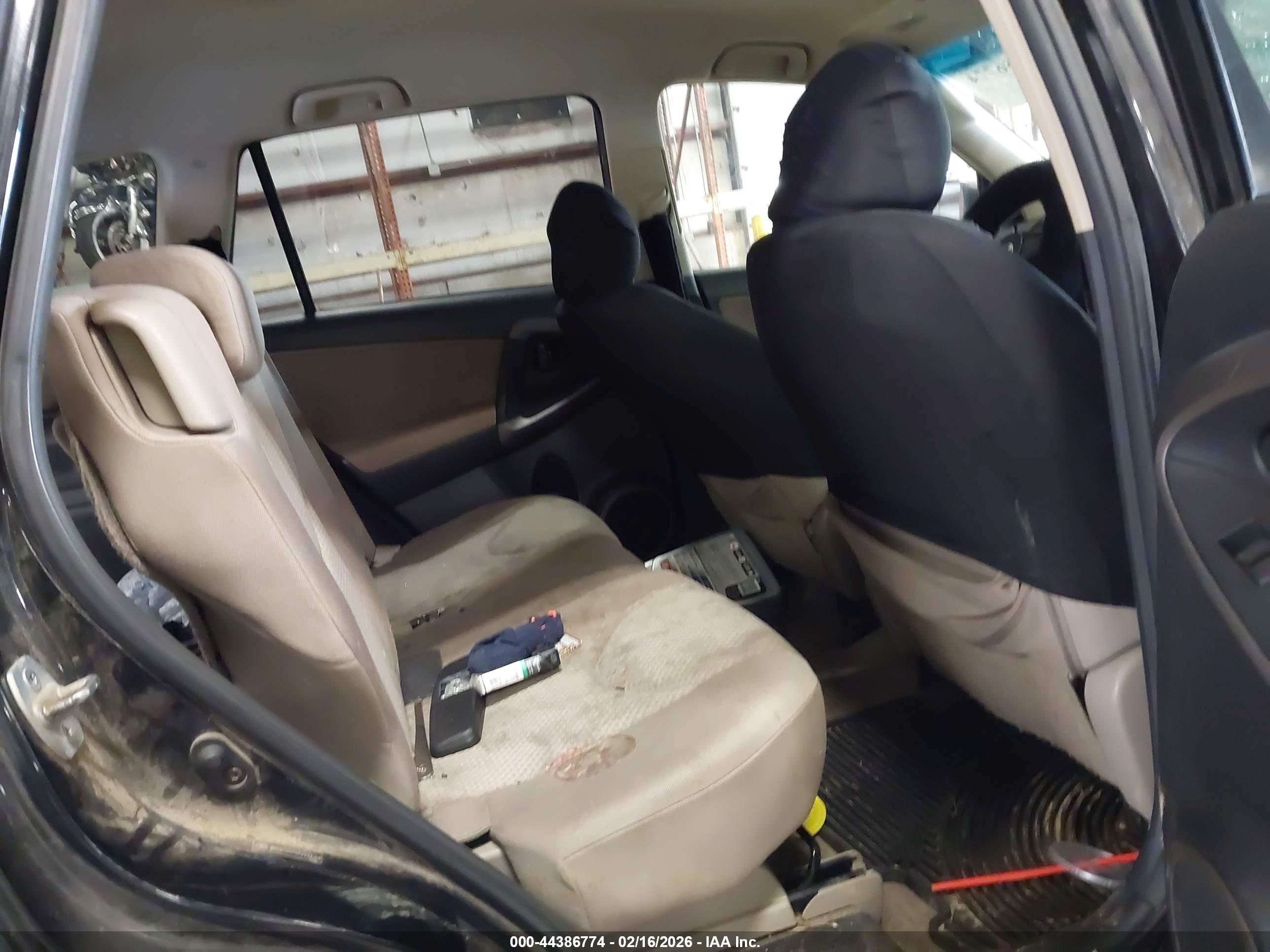 TOYOTA RAV4 image 8