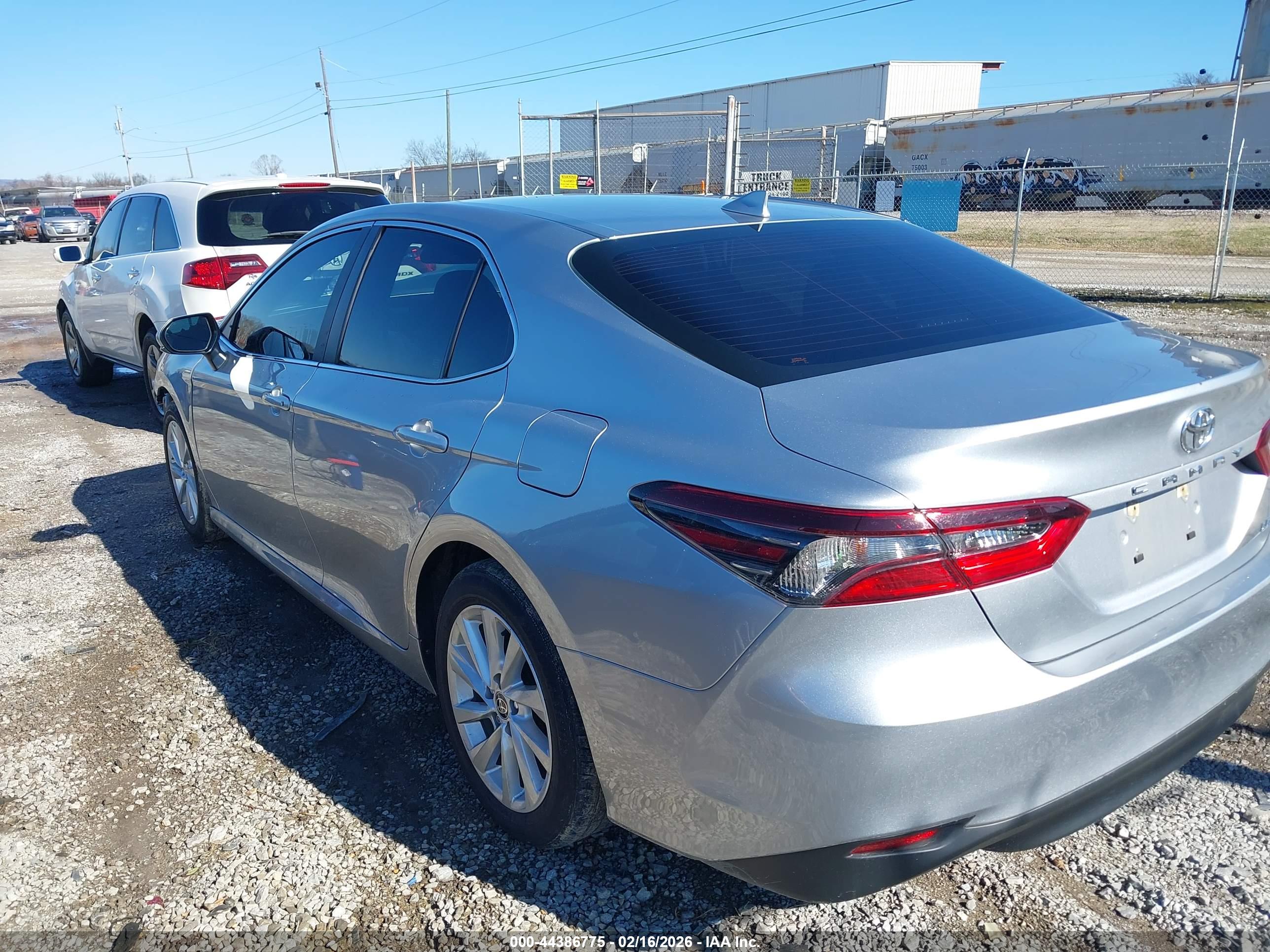 TOYOTA CAMRY image 3