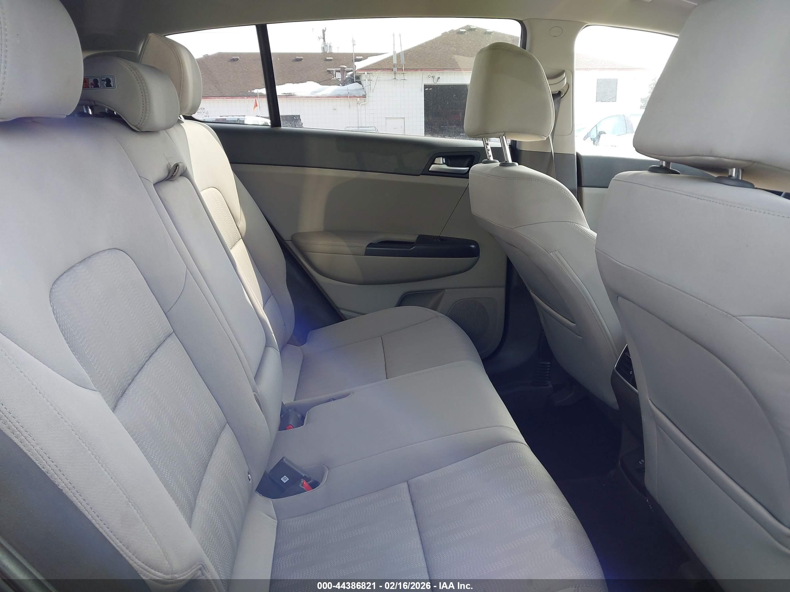 KIA SPORTAGE image 8
