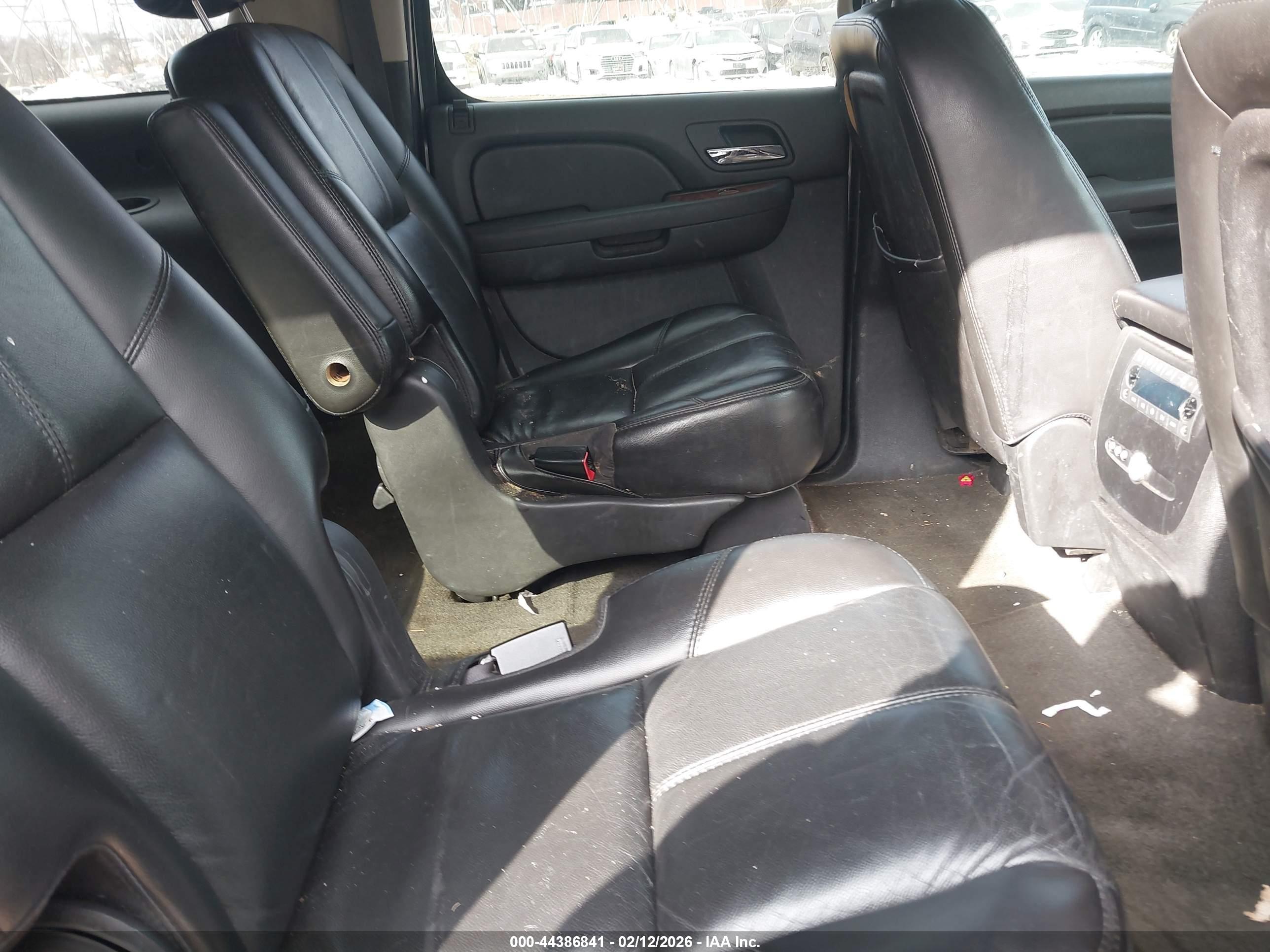 CHEVROLET SUBURBAN image 8
