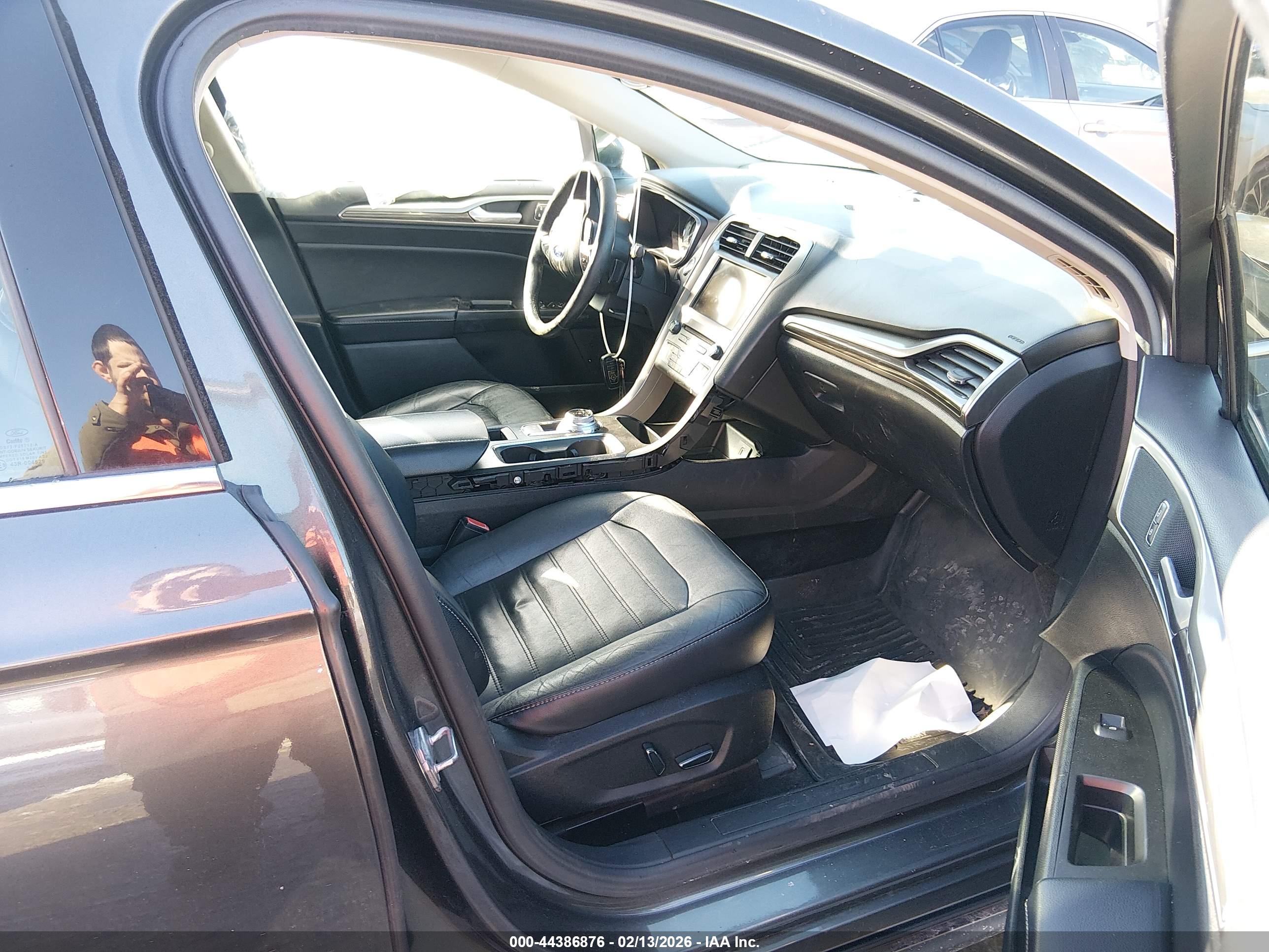 FORD FUSION image 5