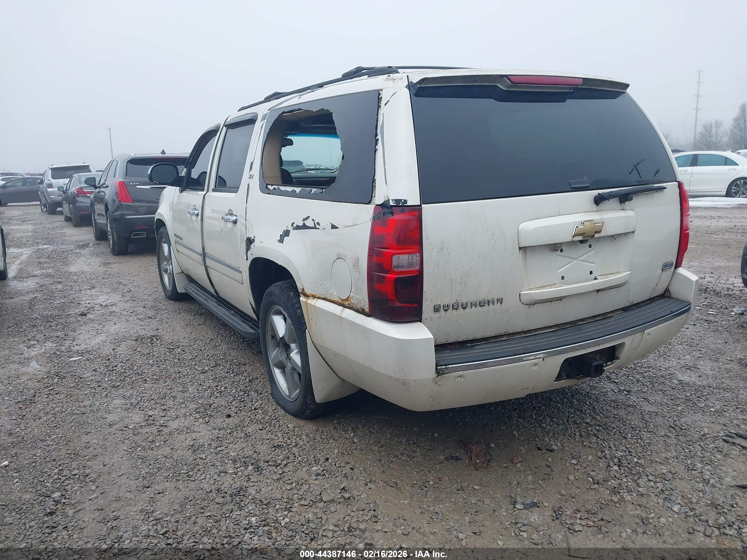 CHEVROLET SUBURBAN image 3