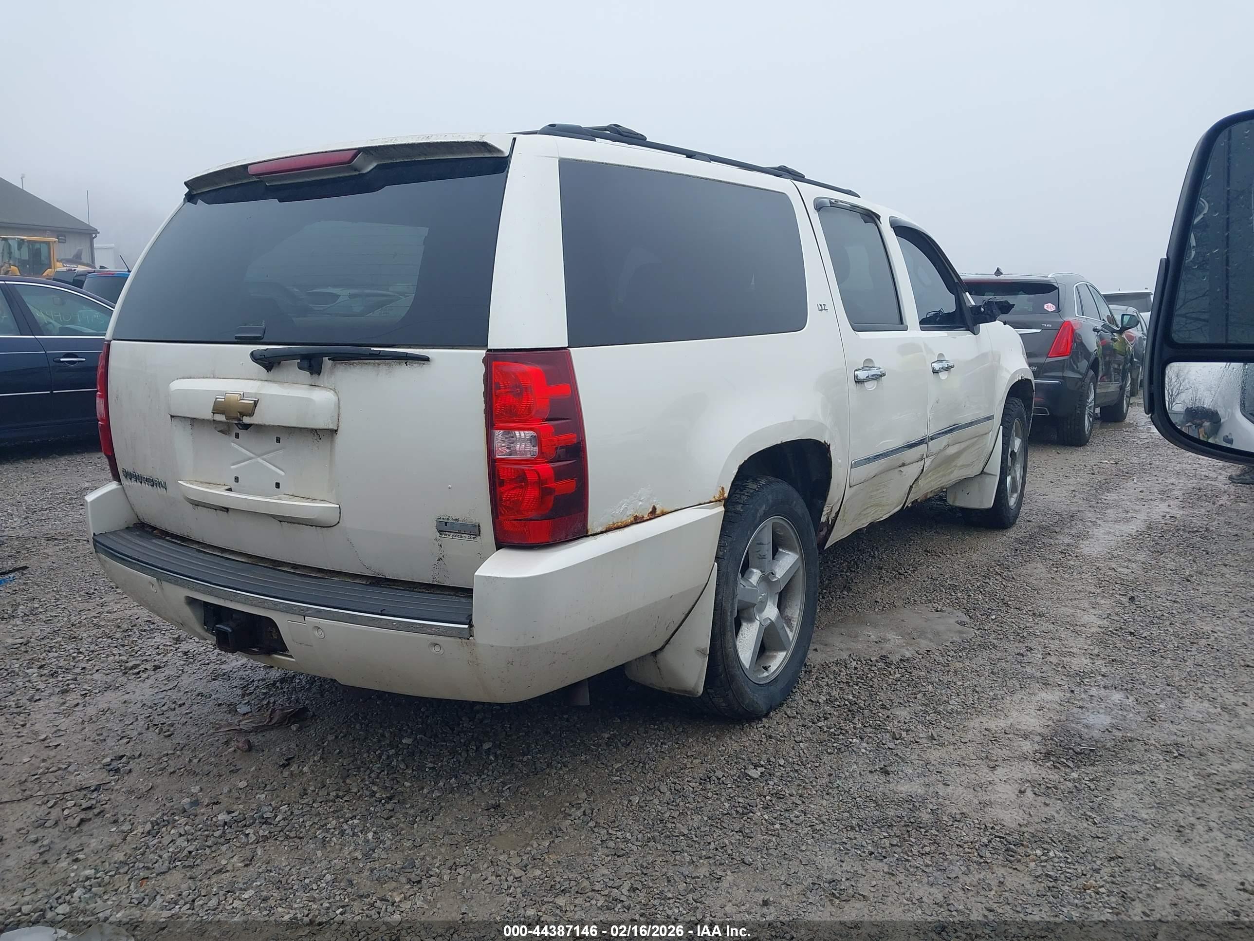 CHEVROLET SUBURBAN image 4