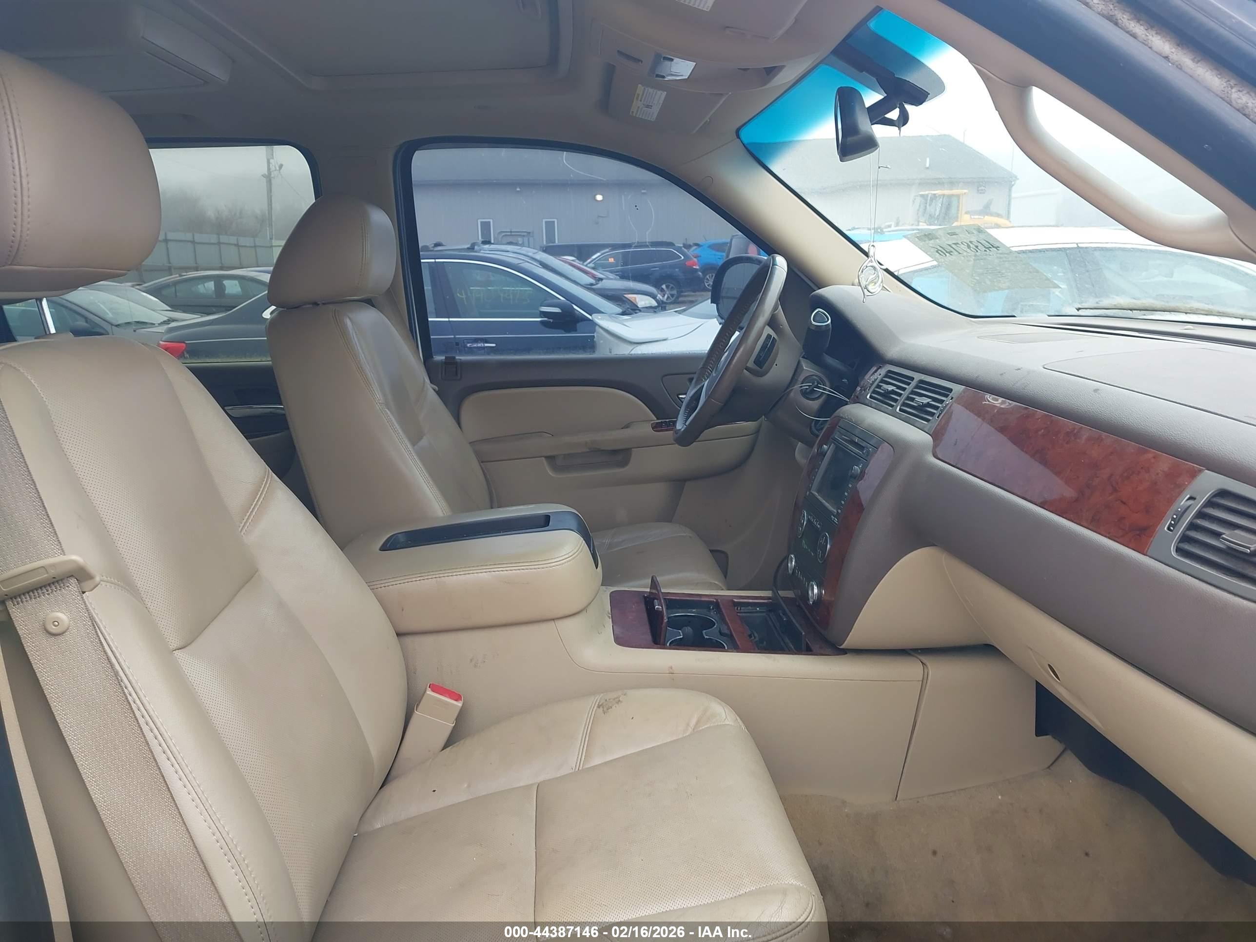 CHEVROLET SUBURBAN image 5
