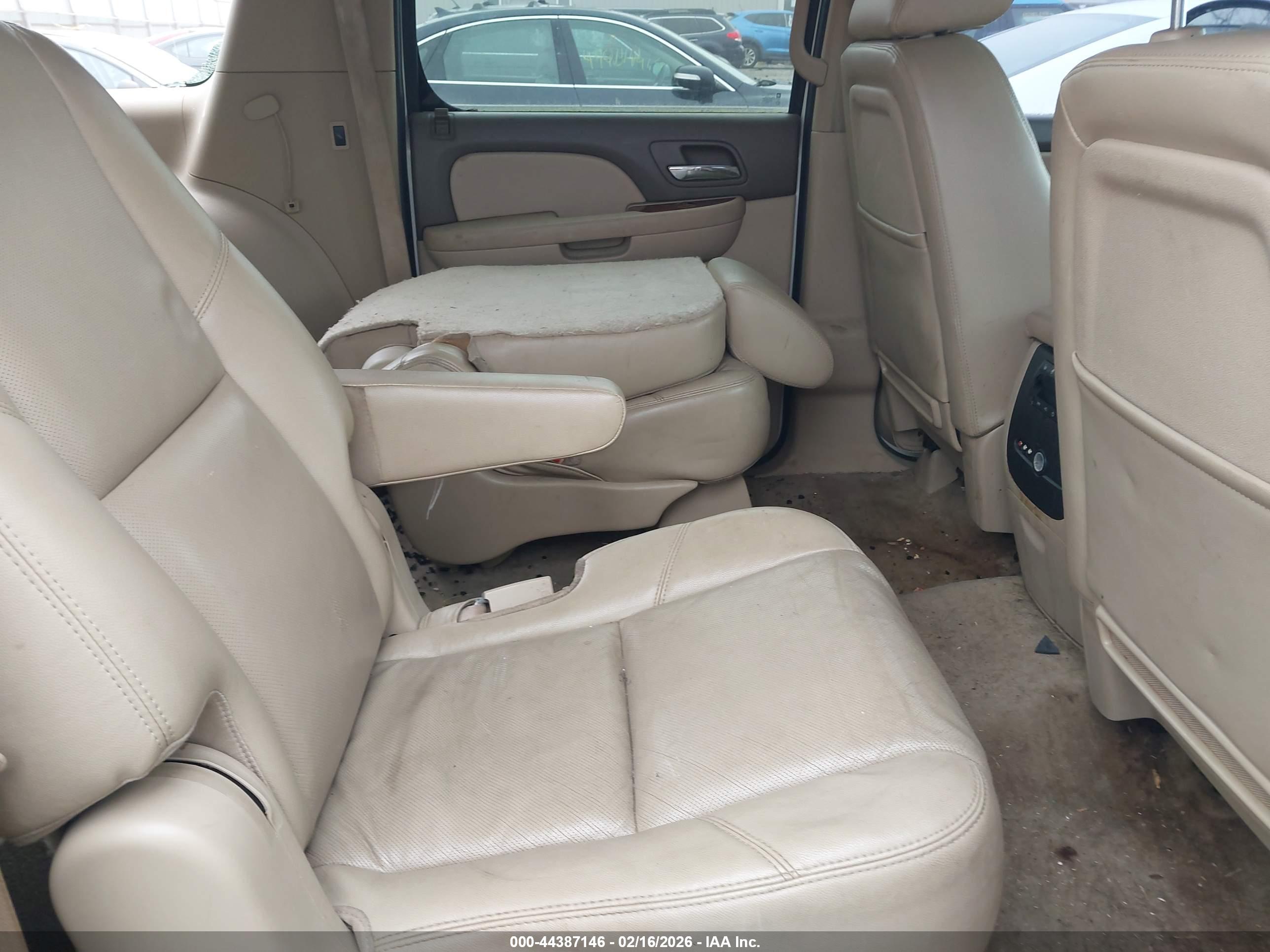 CHEVROLET SUBURBAN image 8