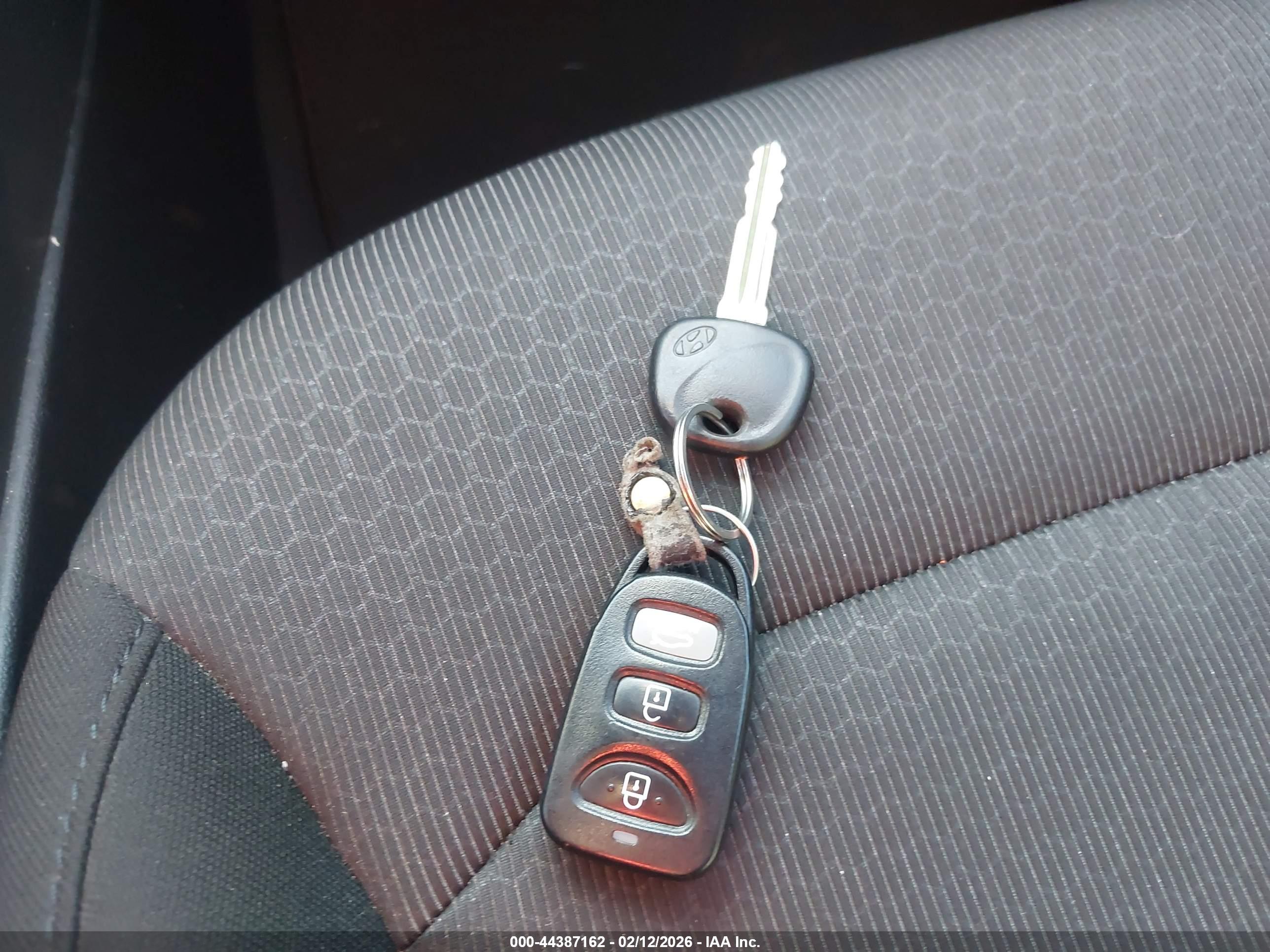 HYUNDAI ELANTRA image 11