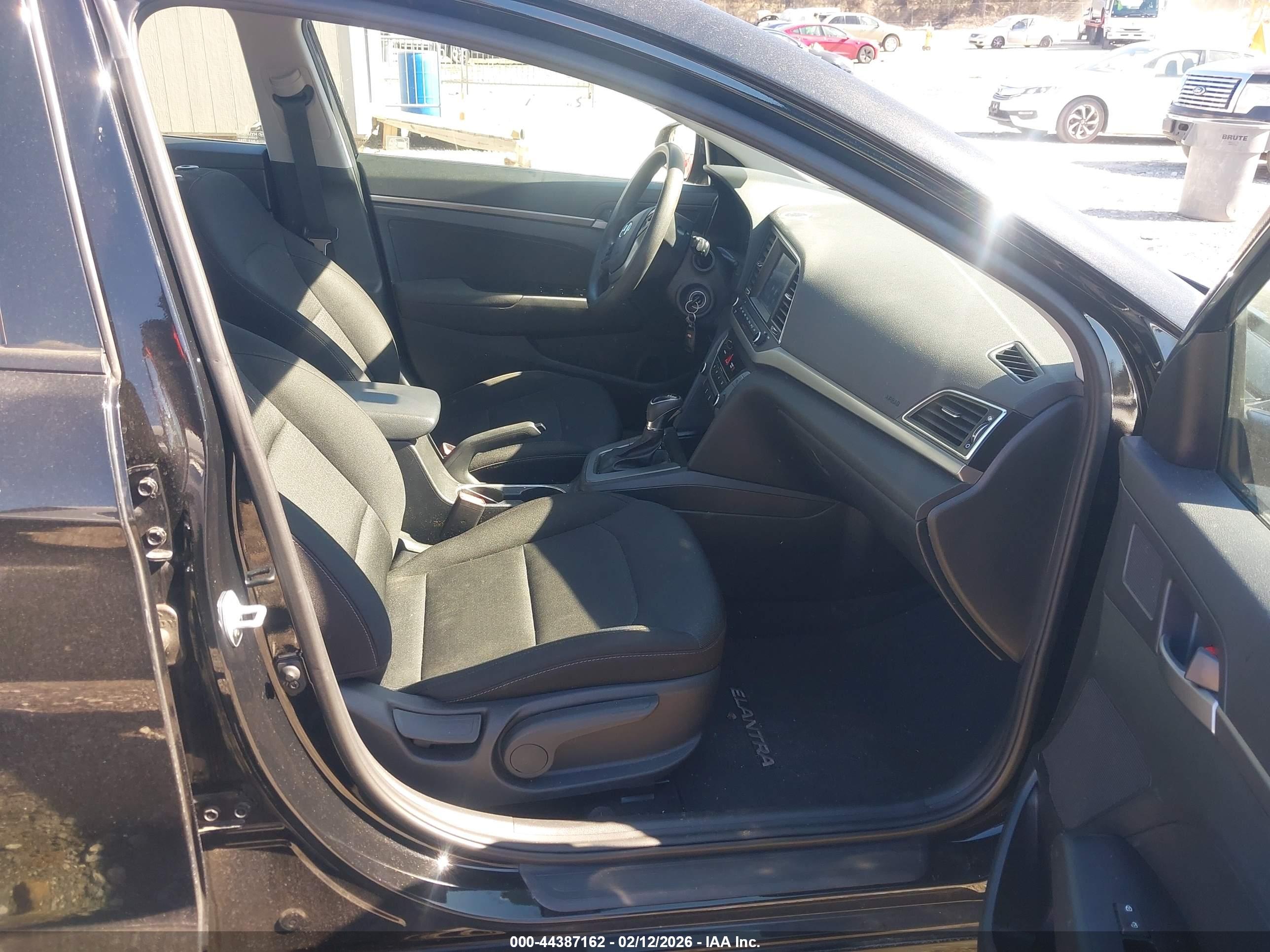 HYUNDAI ELANTRA image 5