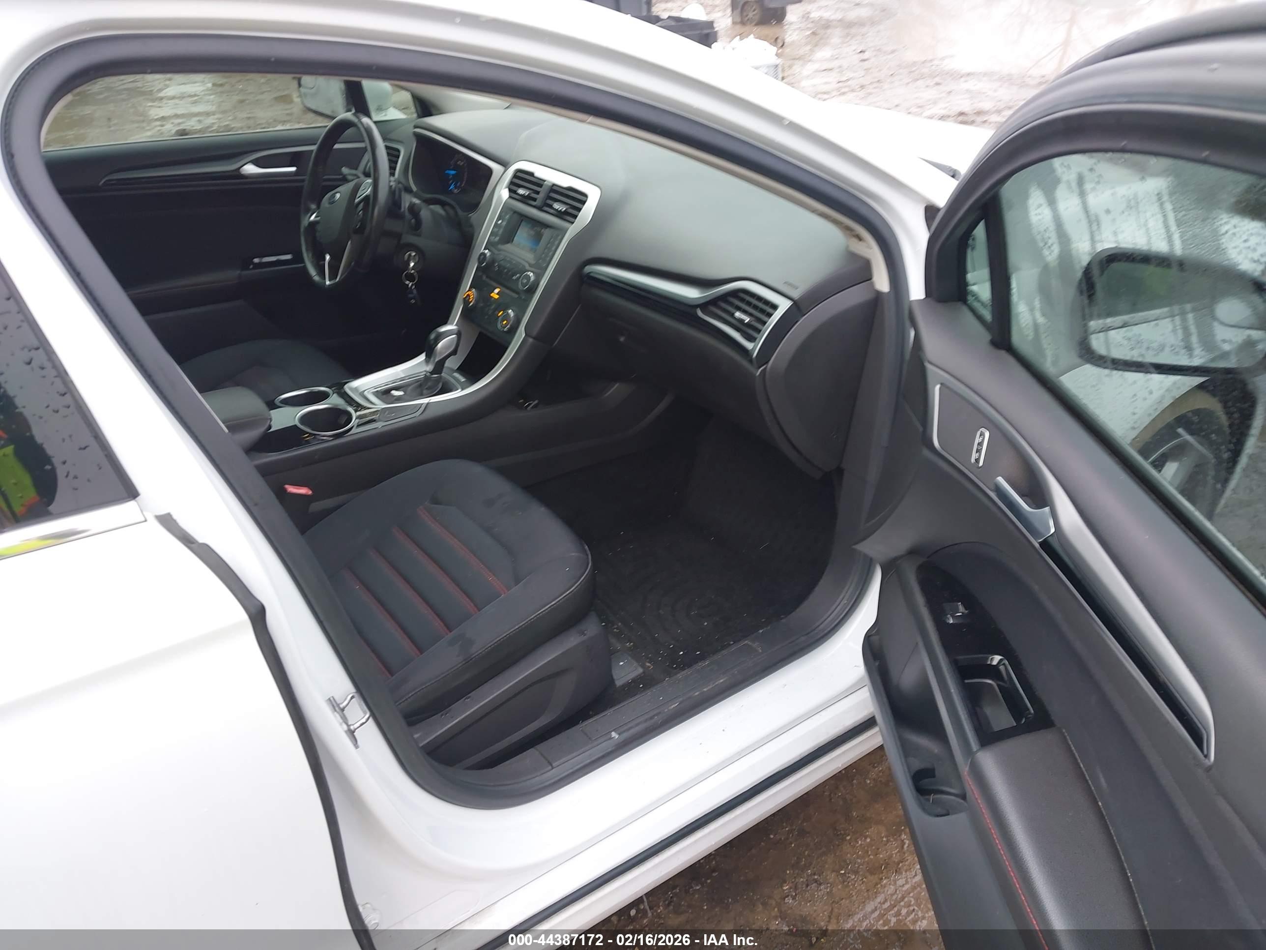 FORD FUSION image 5