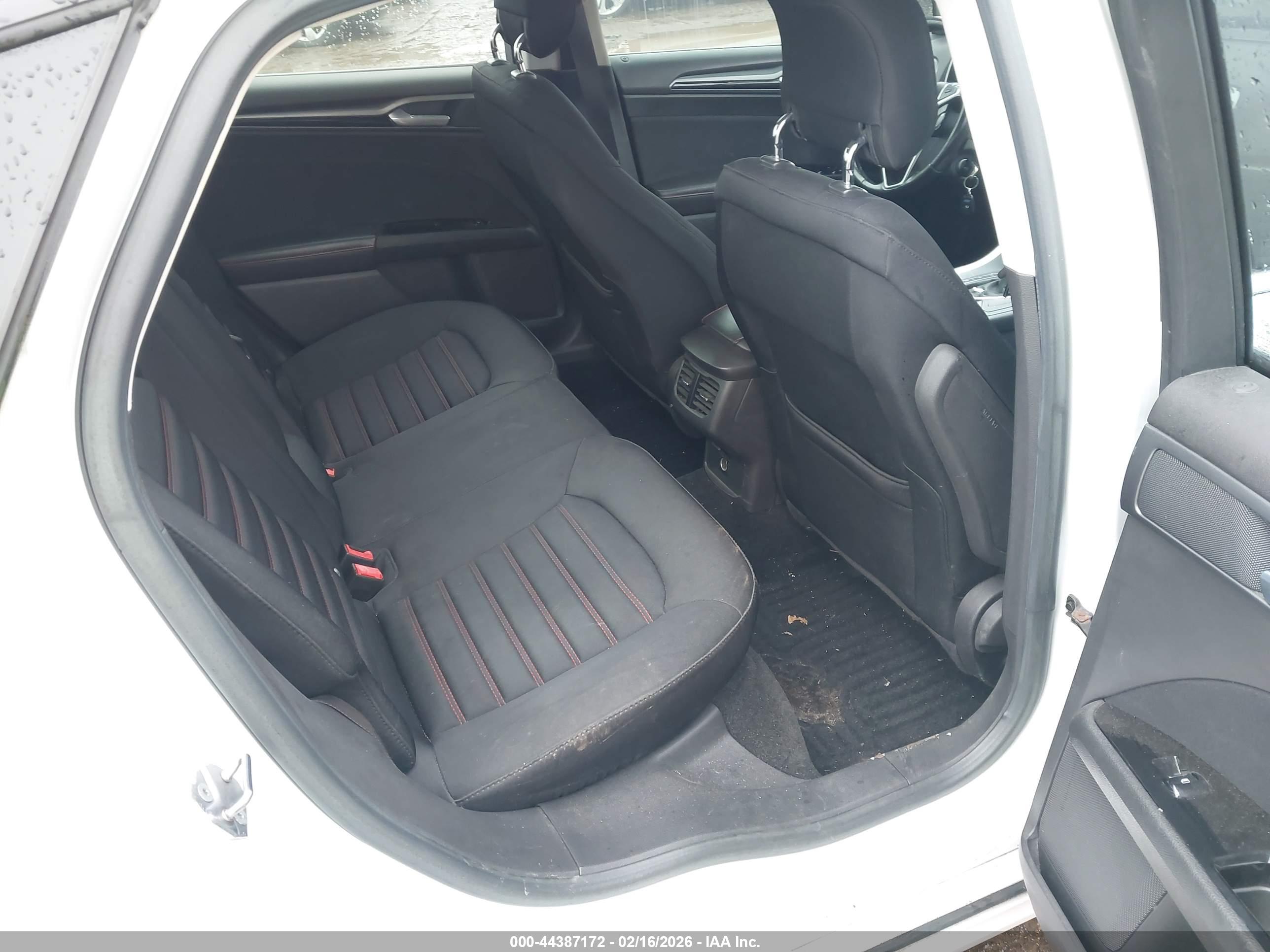 FORD FUSION image 8