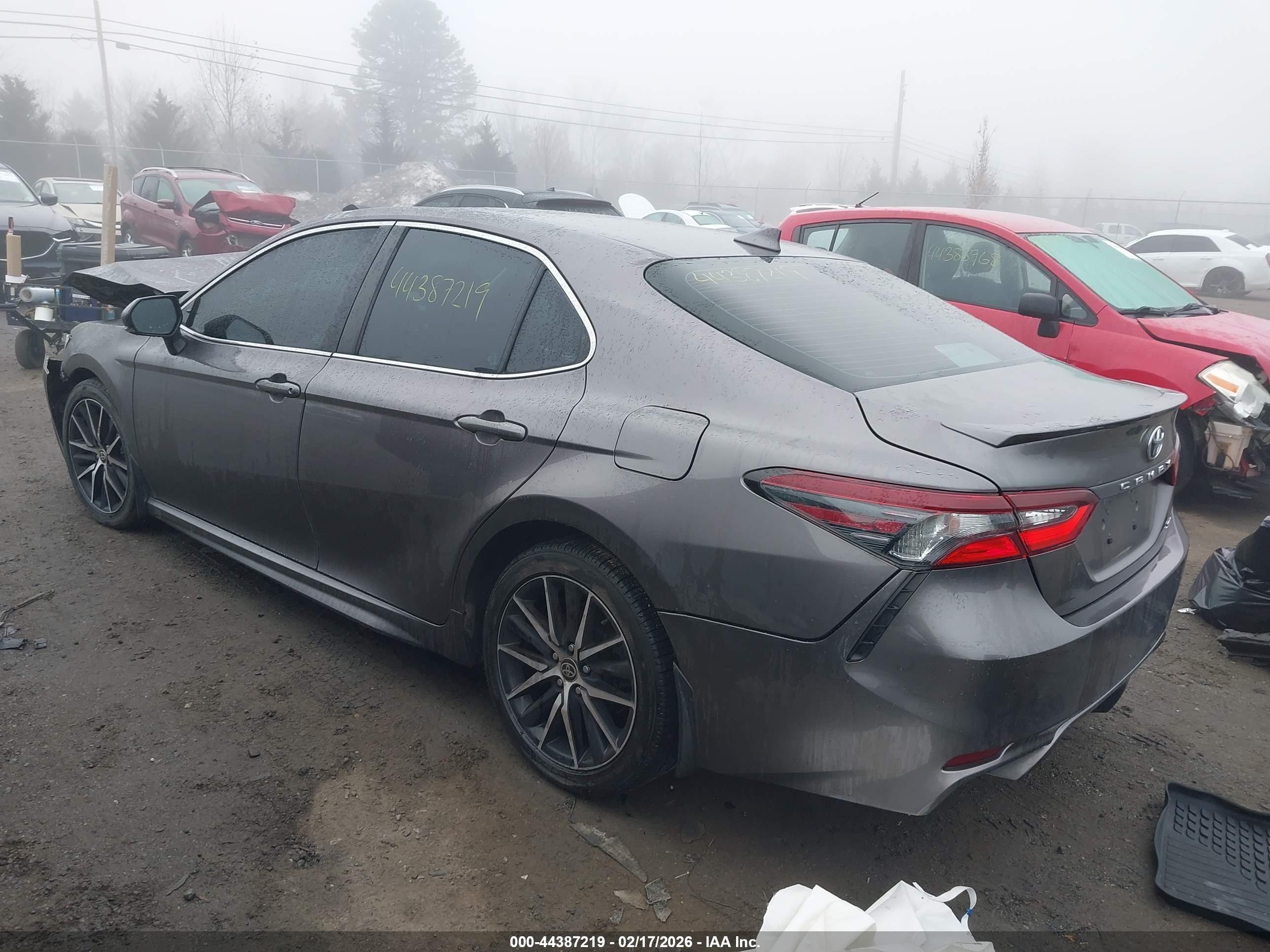 TOYOTA CAMRY image 3