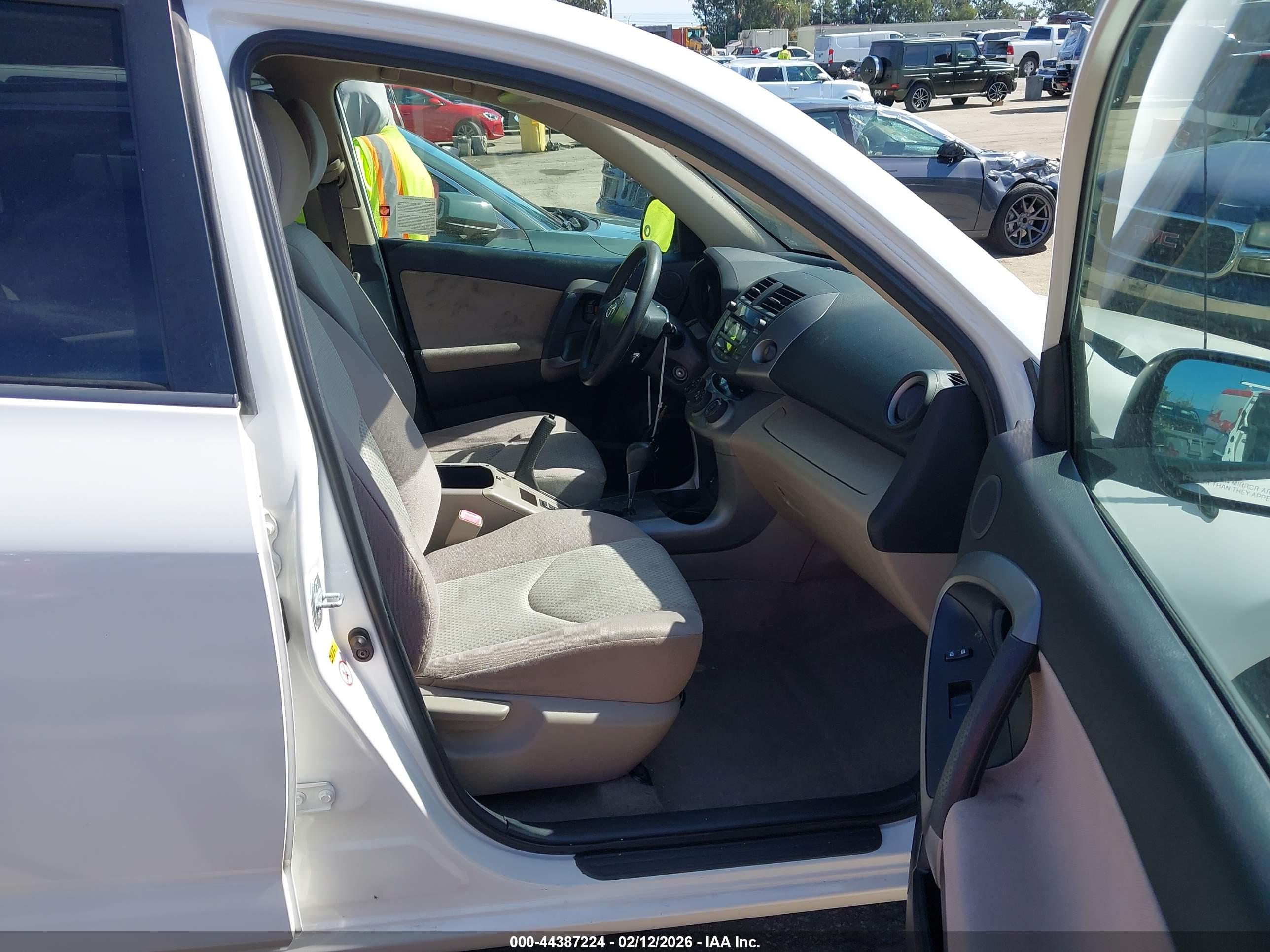 TOYOTA RAV4 image 5