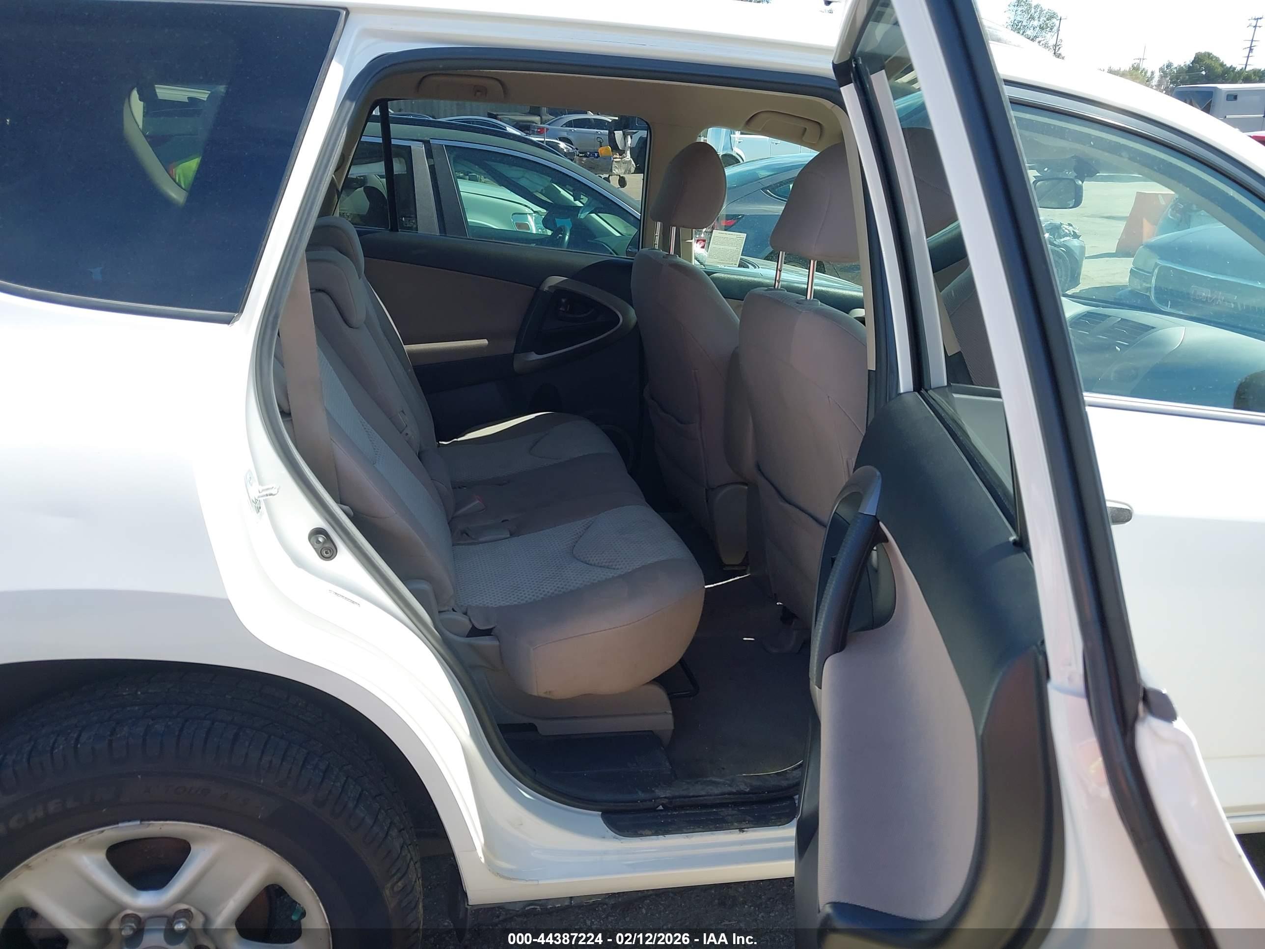 TOYOTA RAV4 image 8