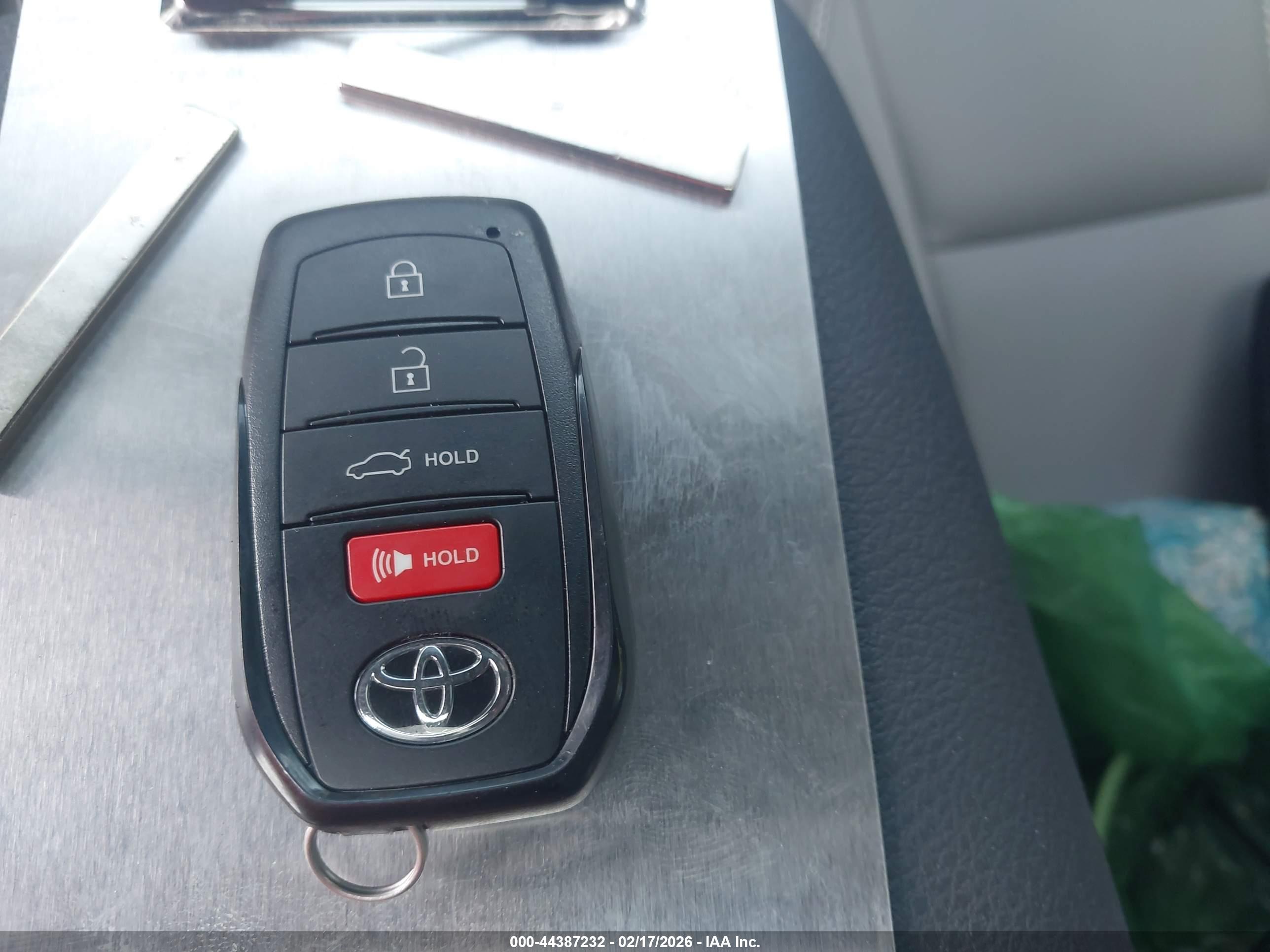 TOYOTA CAMRY image 11