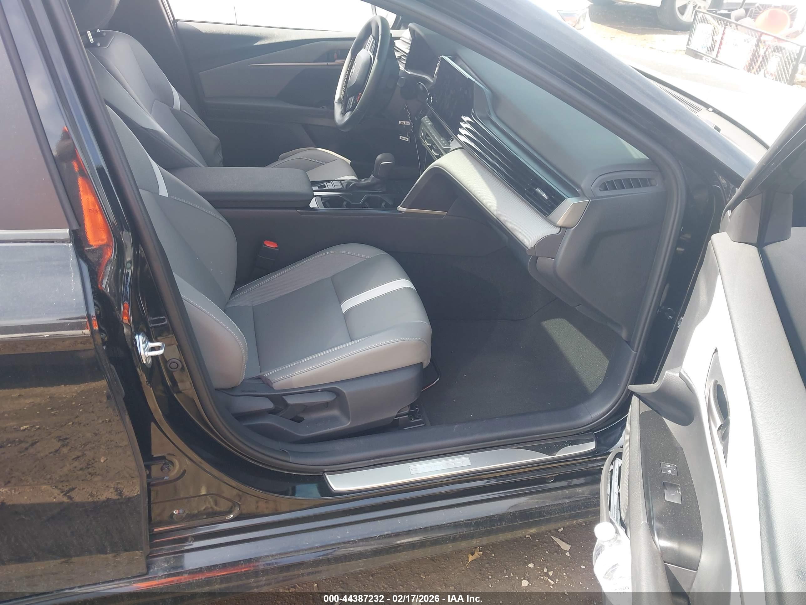 TOYOTA CAMRY image 5