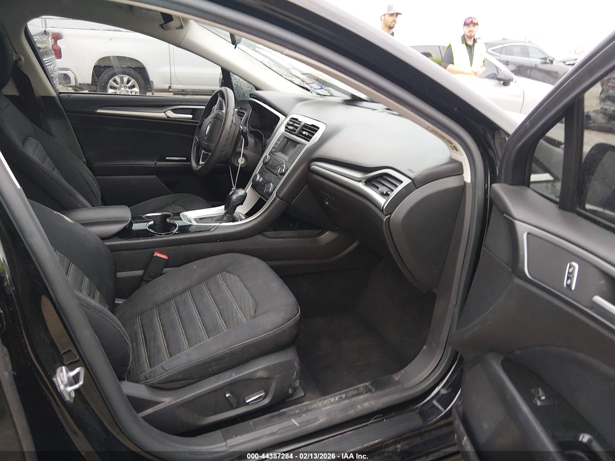 FORD FUSION image 5