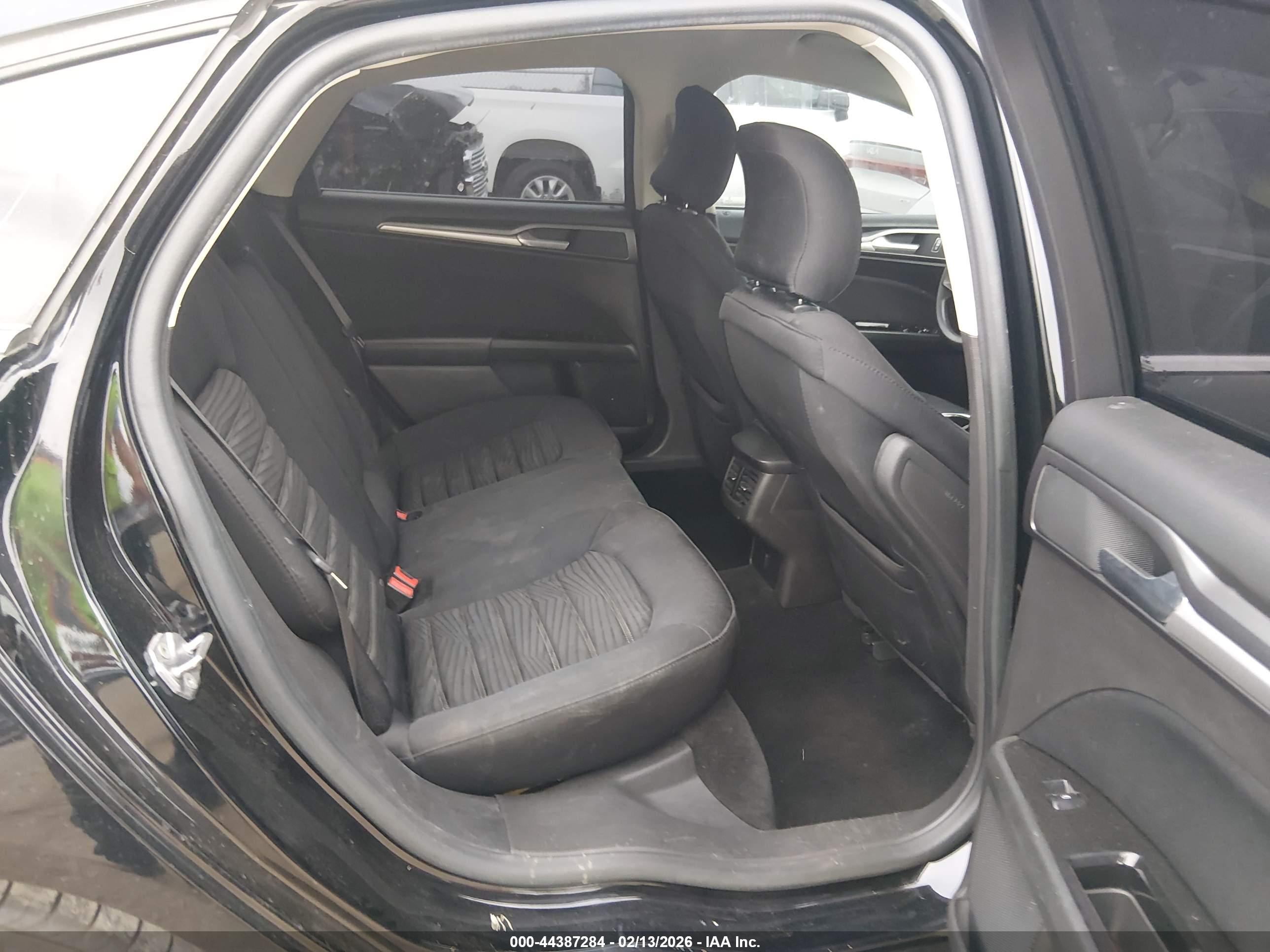 FORD FUSION image 8