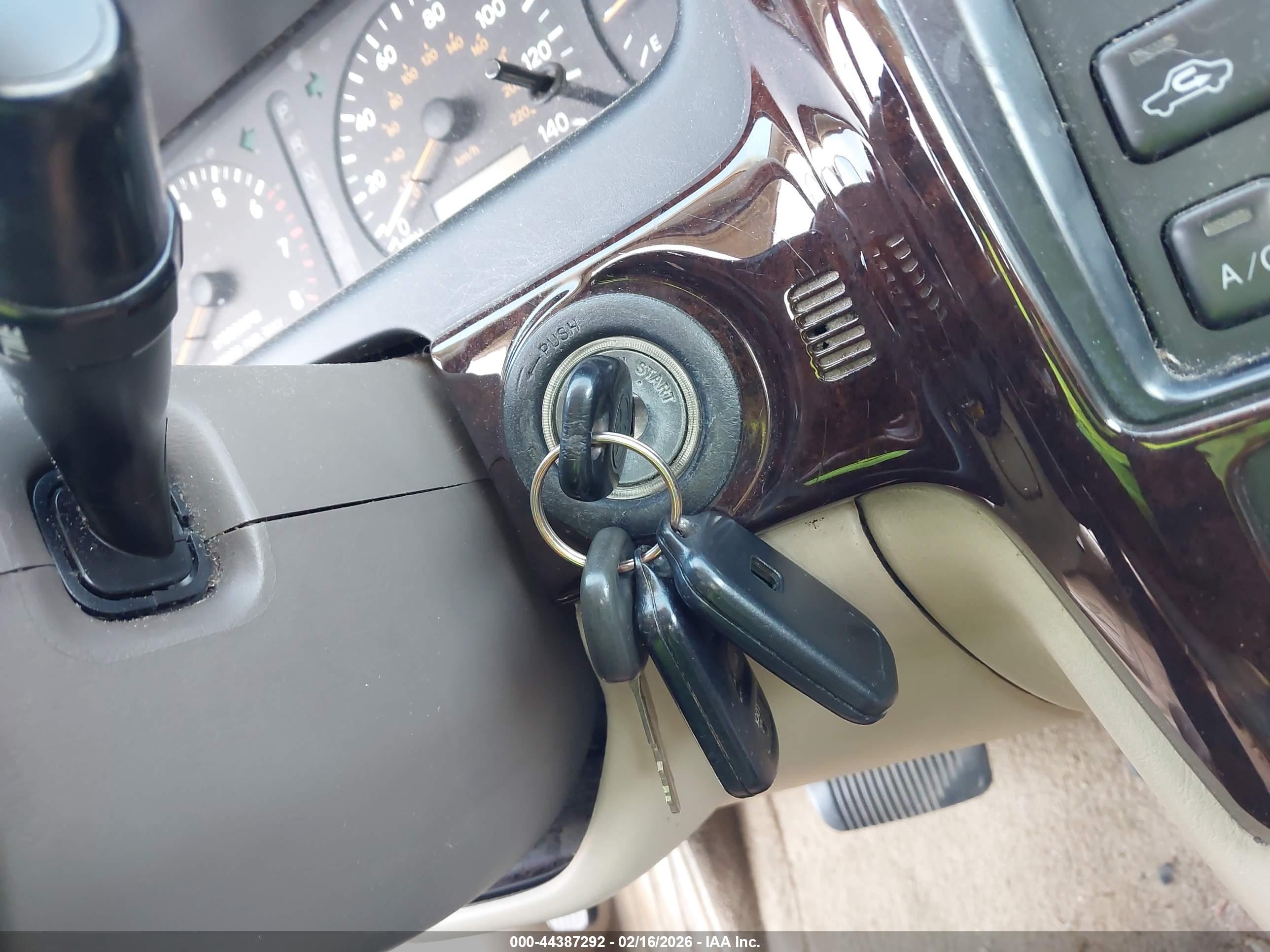 TOYOTA AVALON image 11