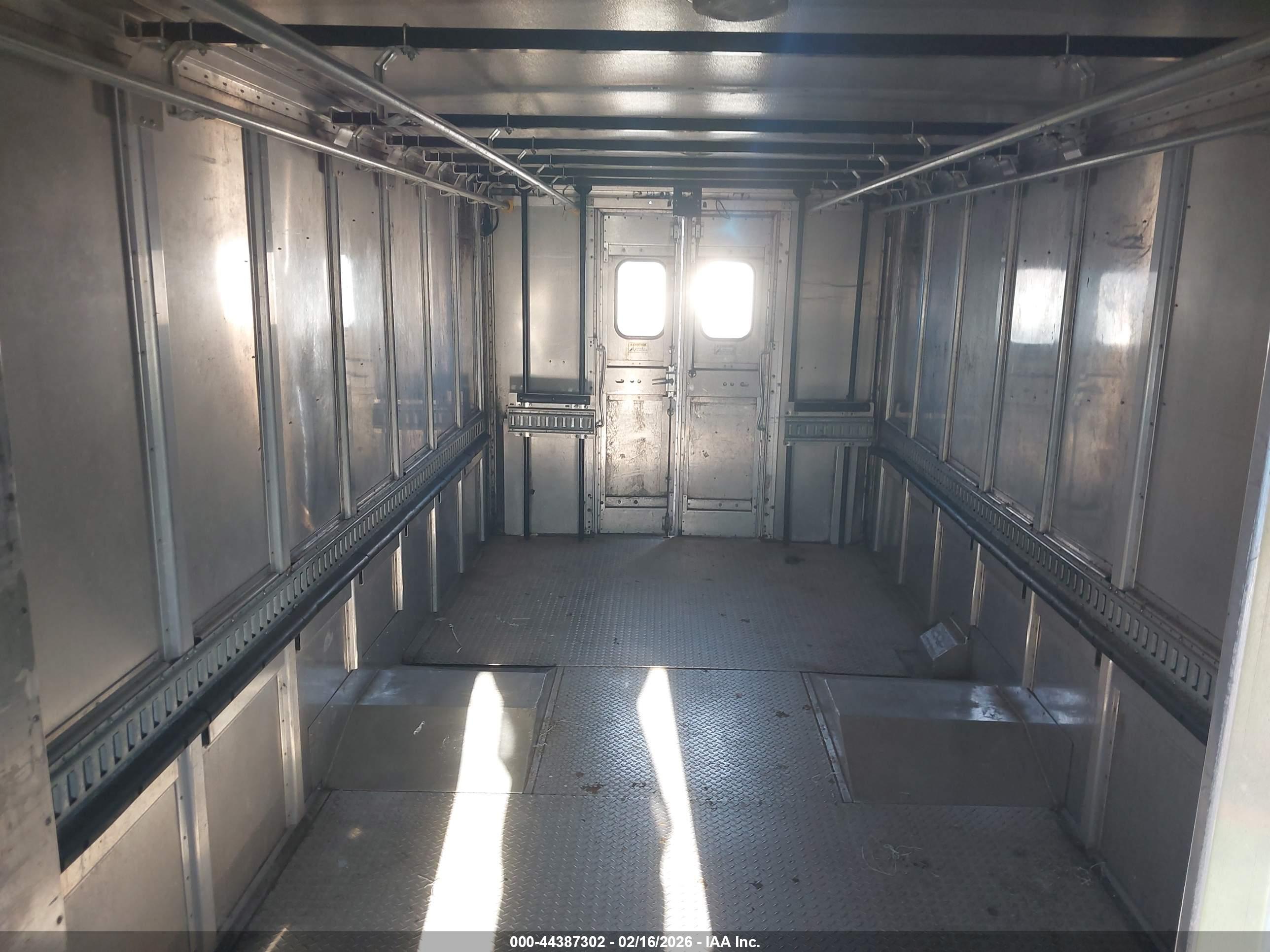 FORD E-450 image 7