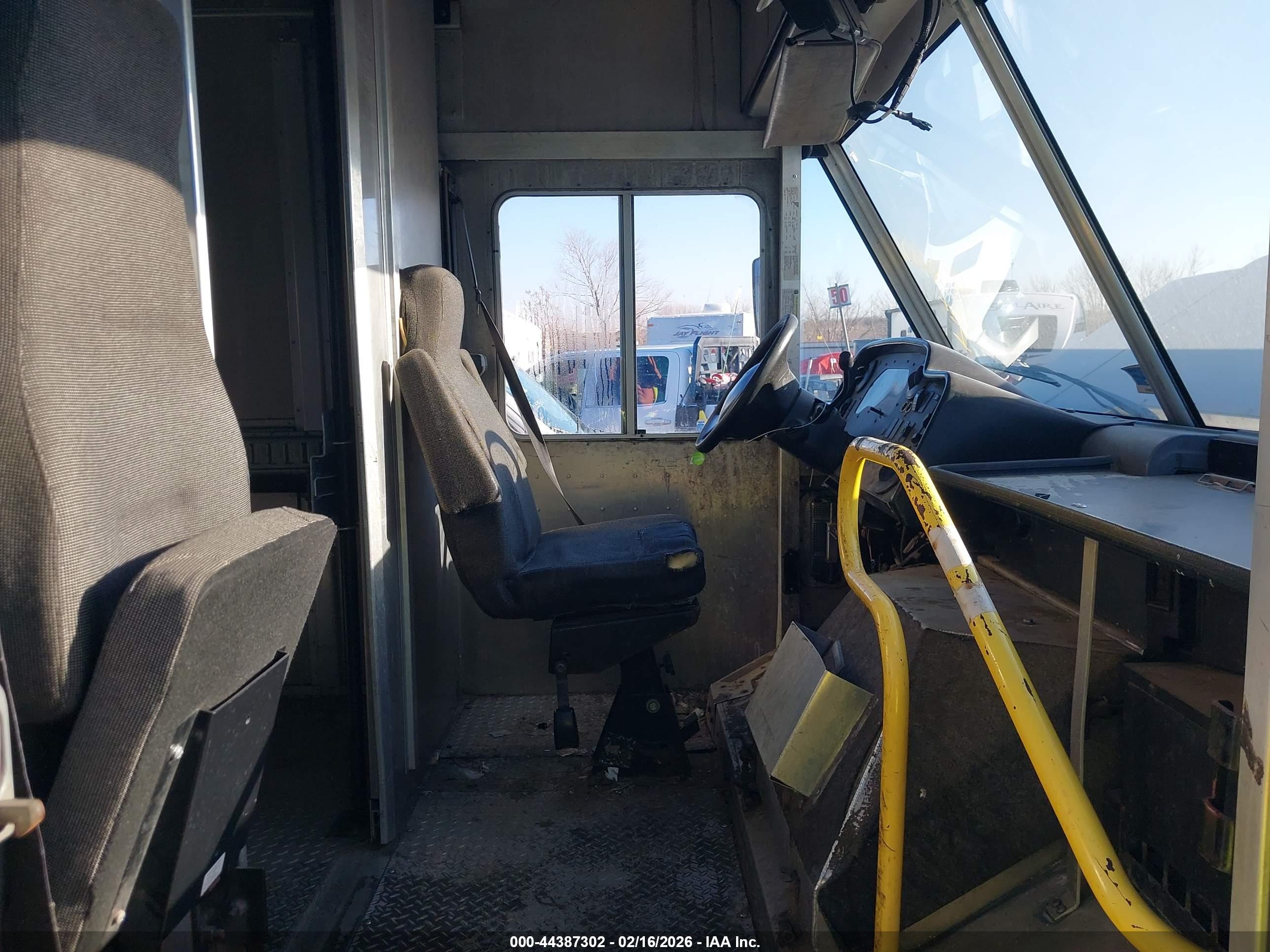 FORD E-450 image 8