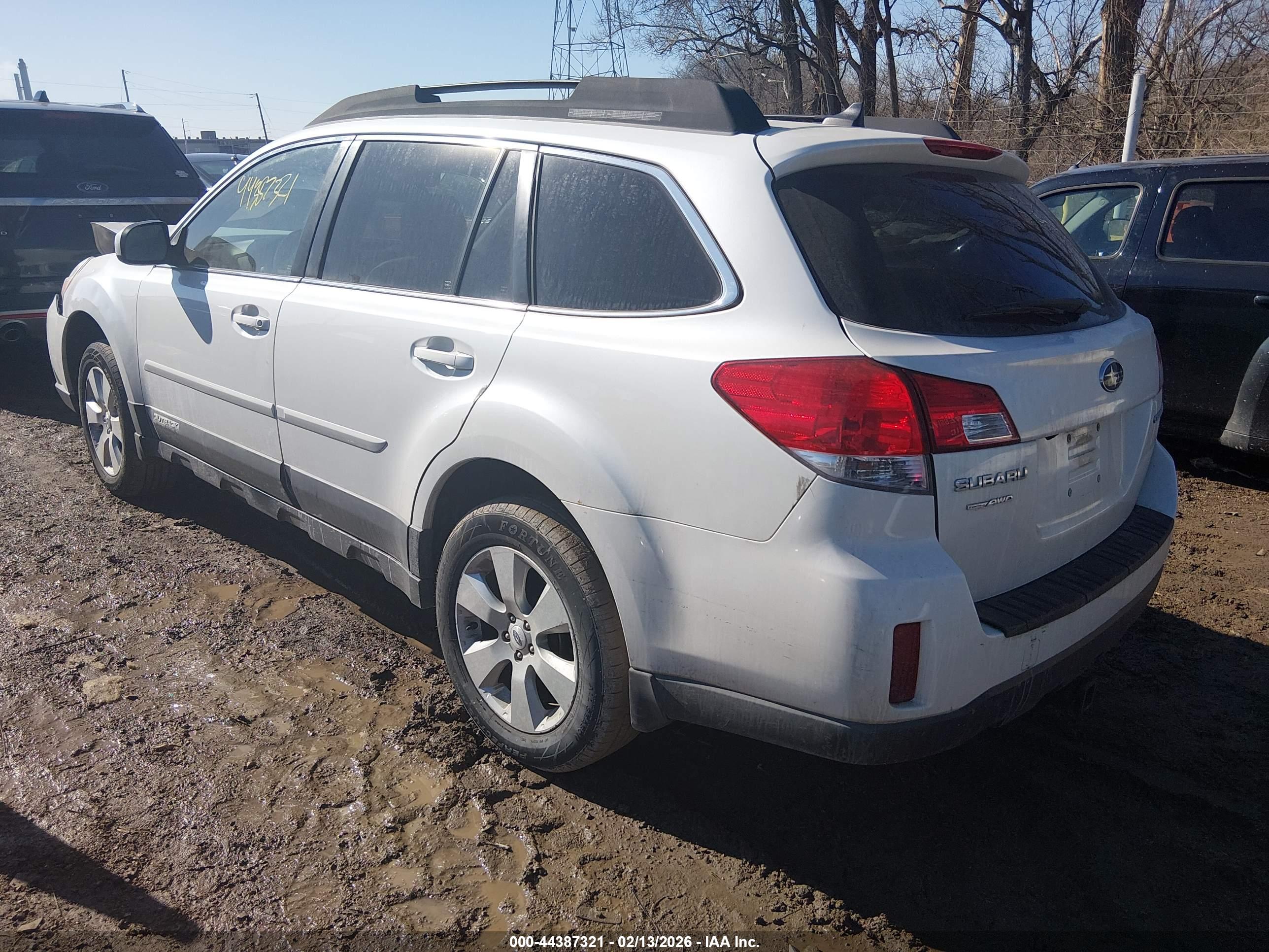 SUBARU OUTBACK image 3
