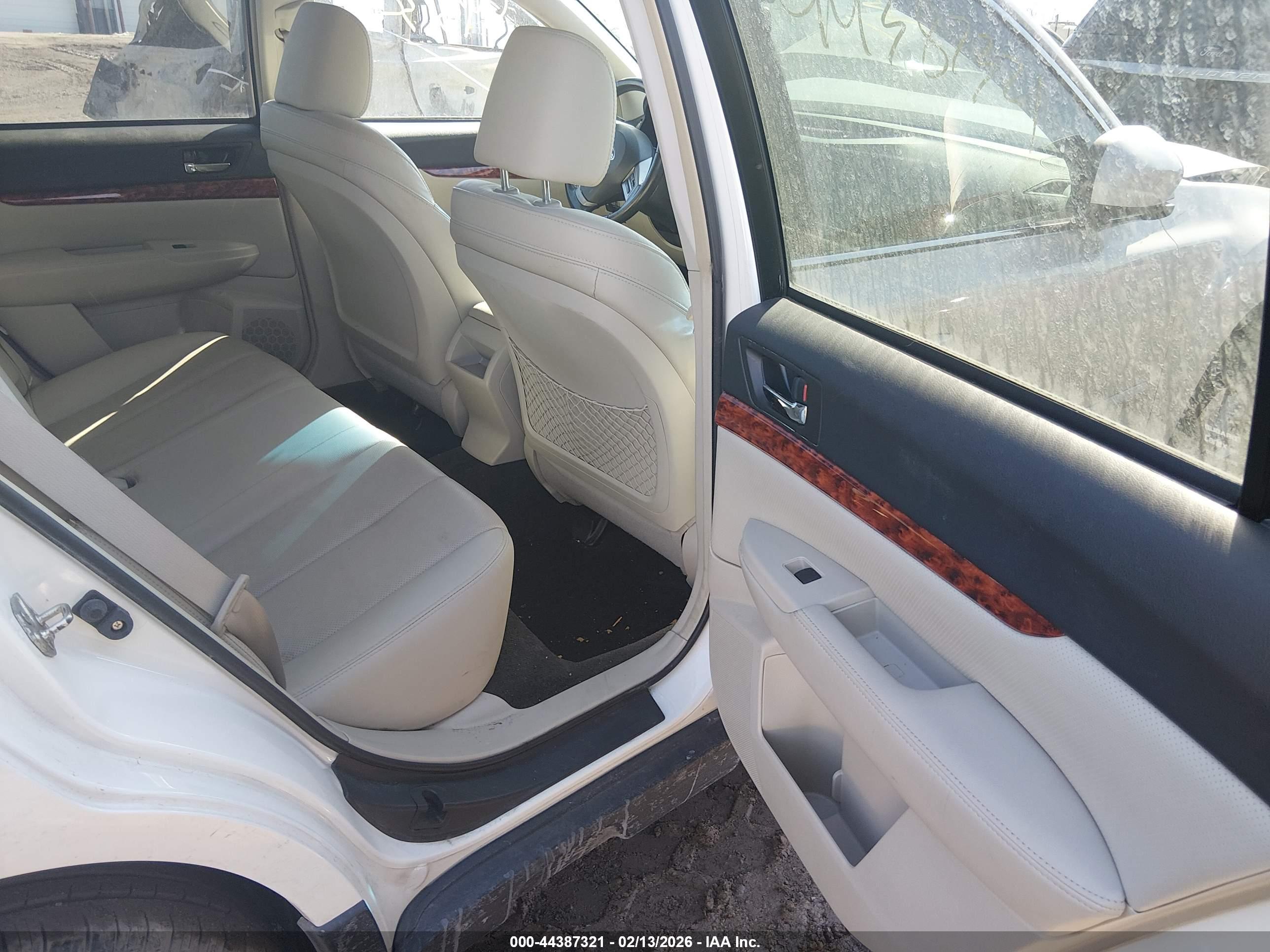 SUBARU OUTBACK image 8