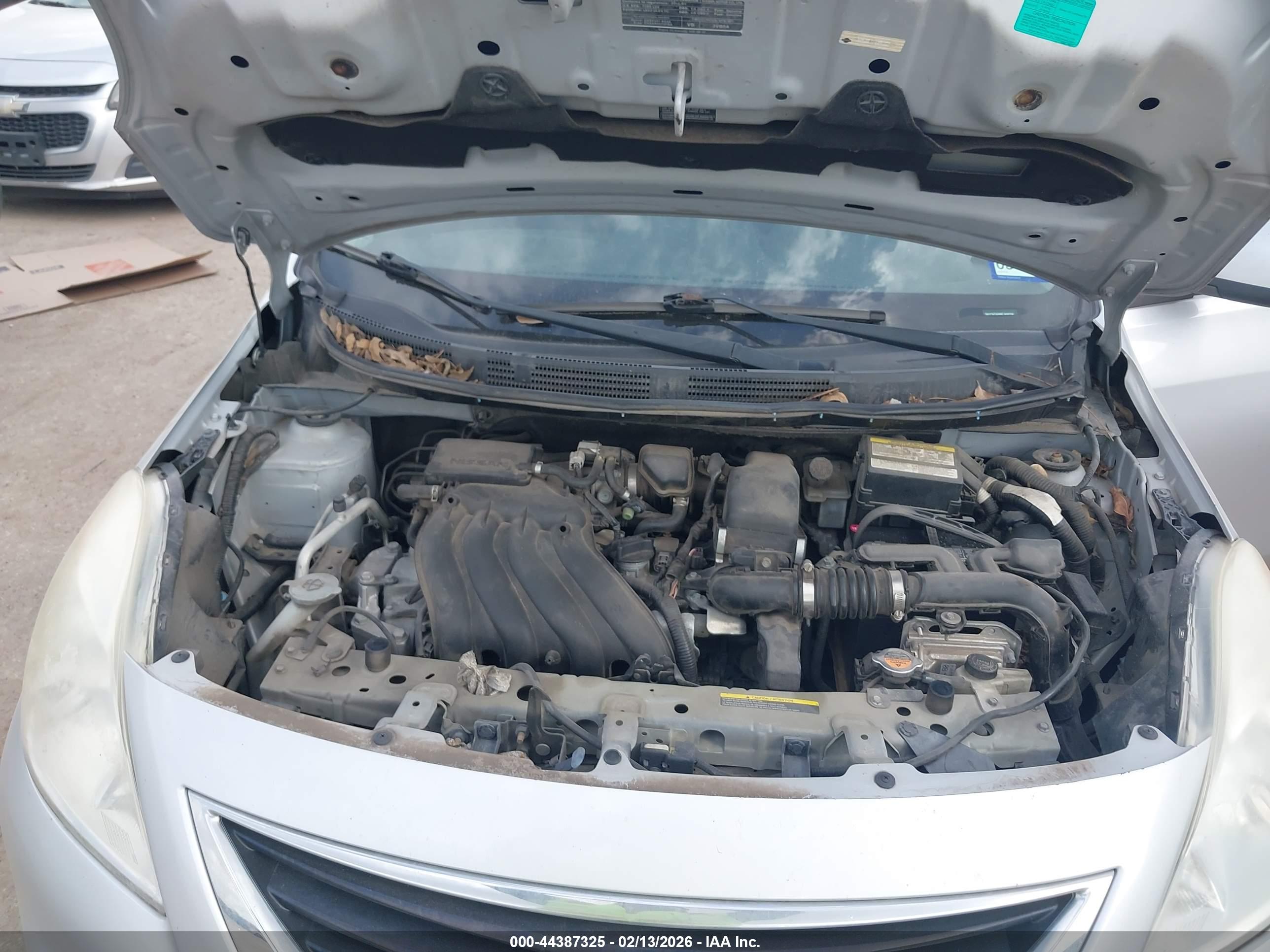 NISSAN VERSA image 10