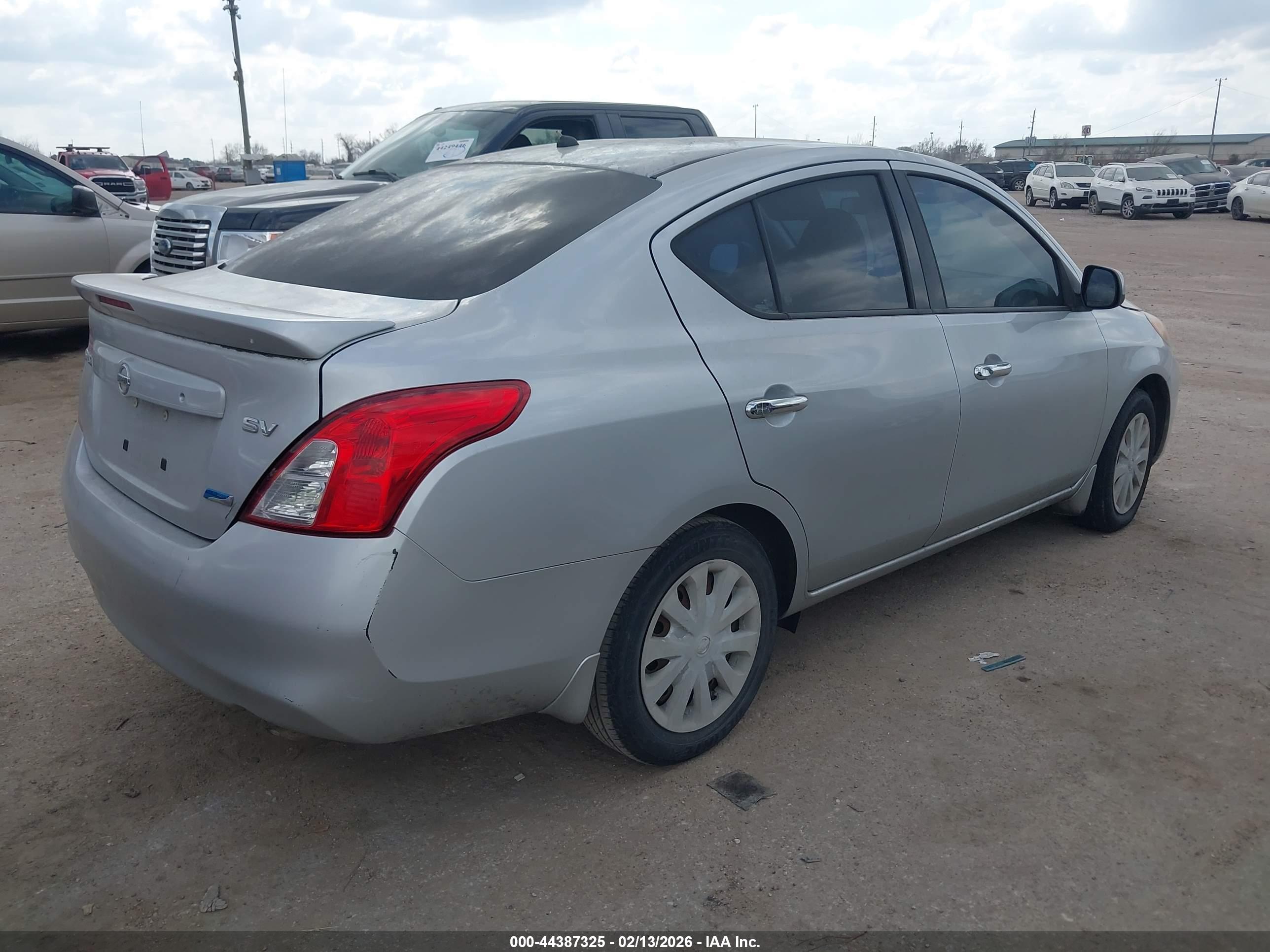 NISSAN VERSA image 4