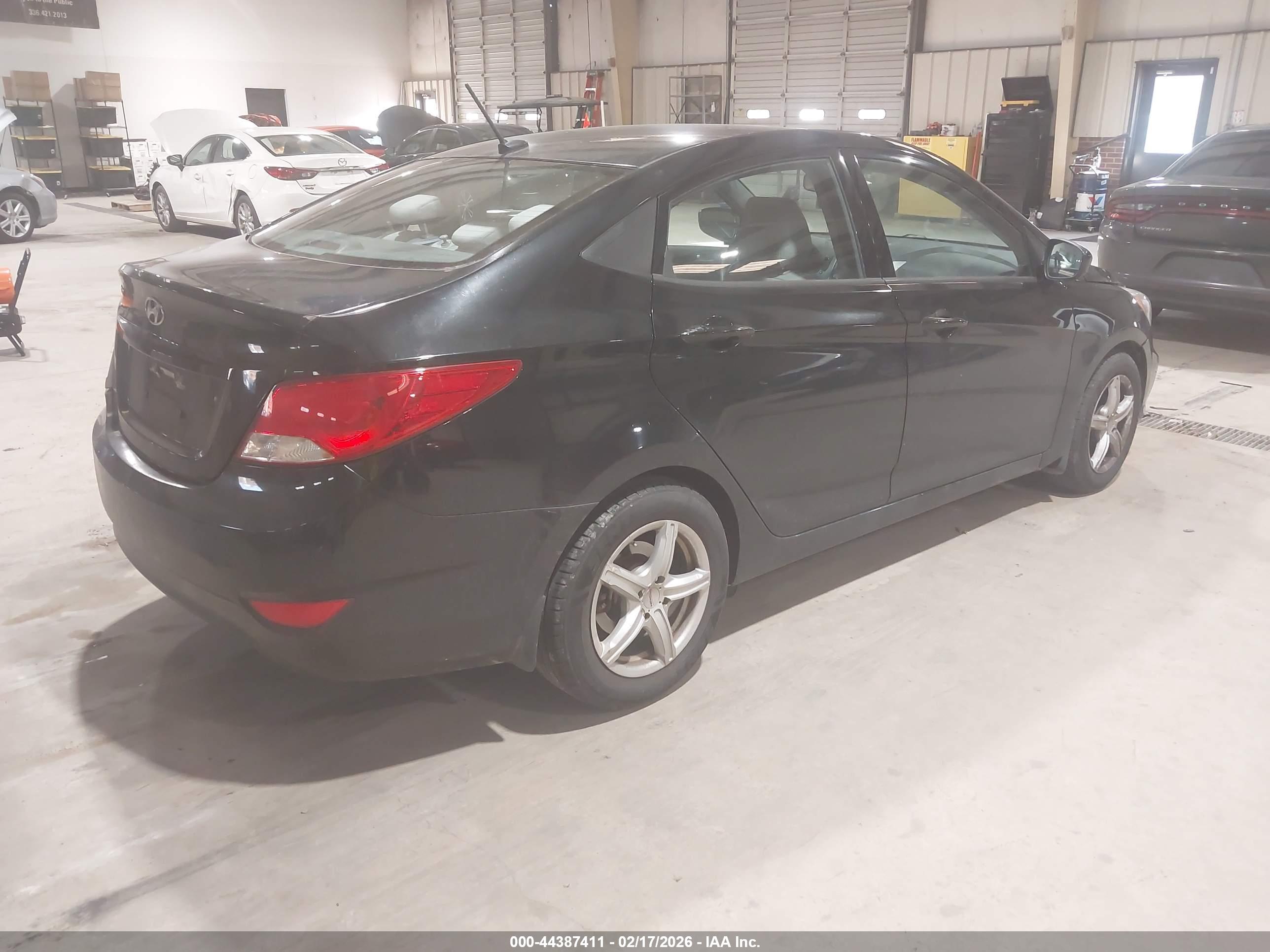 HYUNDAI ACCENT image 4