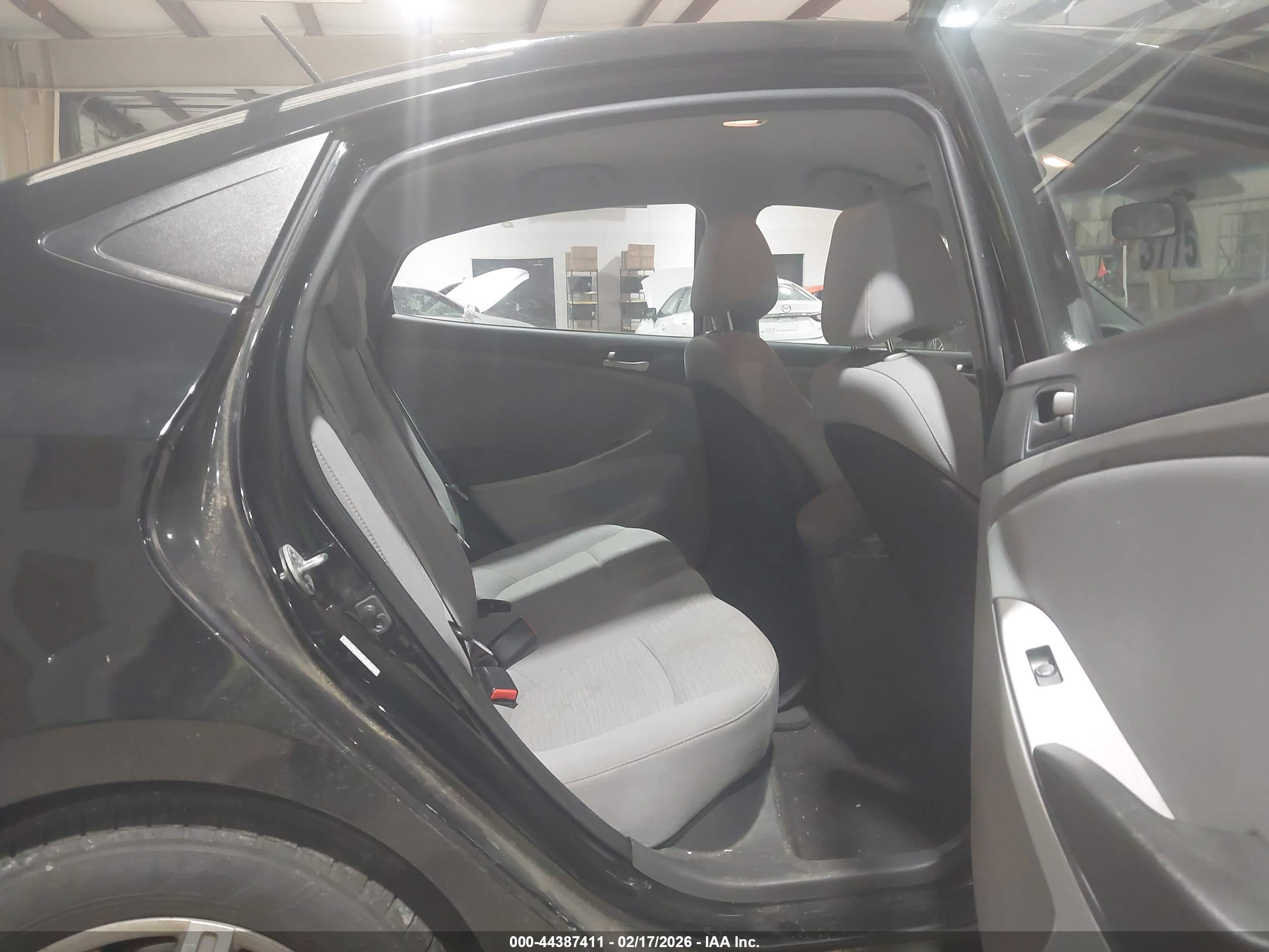 HYUNDAI ACCENT image 8