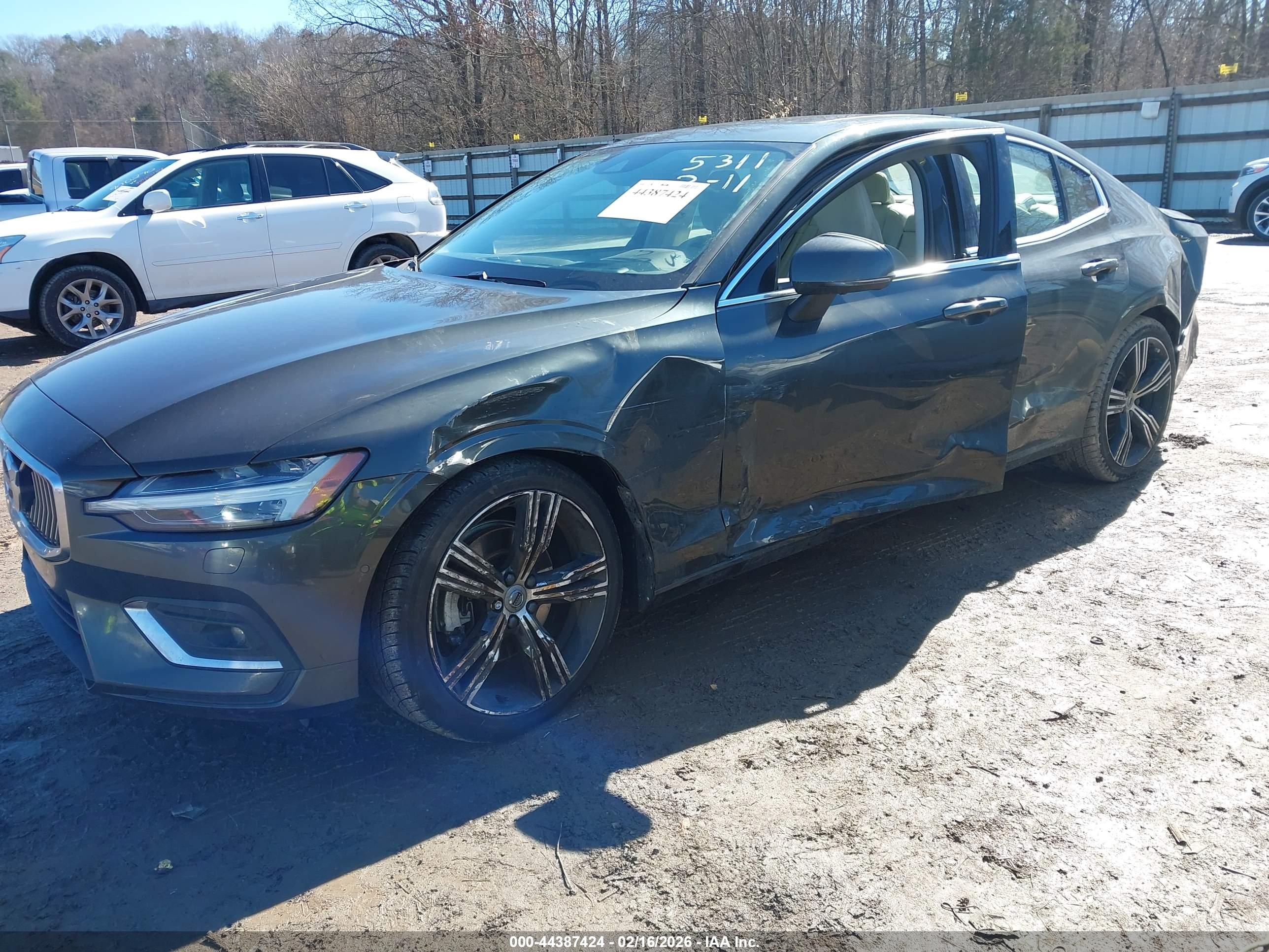 VOLVO S60 image 2