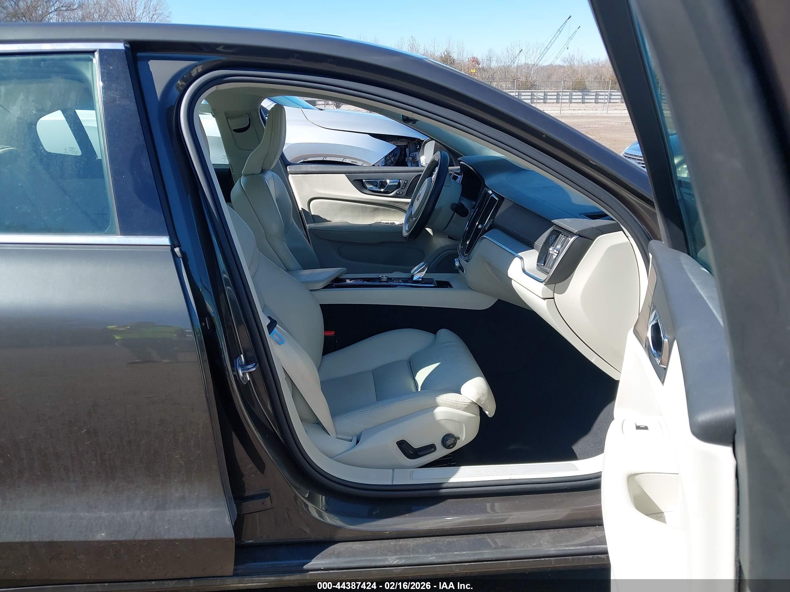 VOLVO S60 image 5