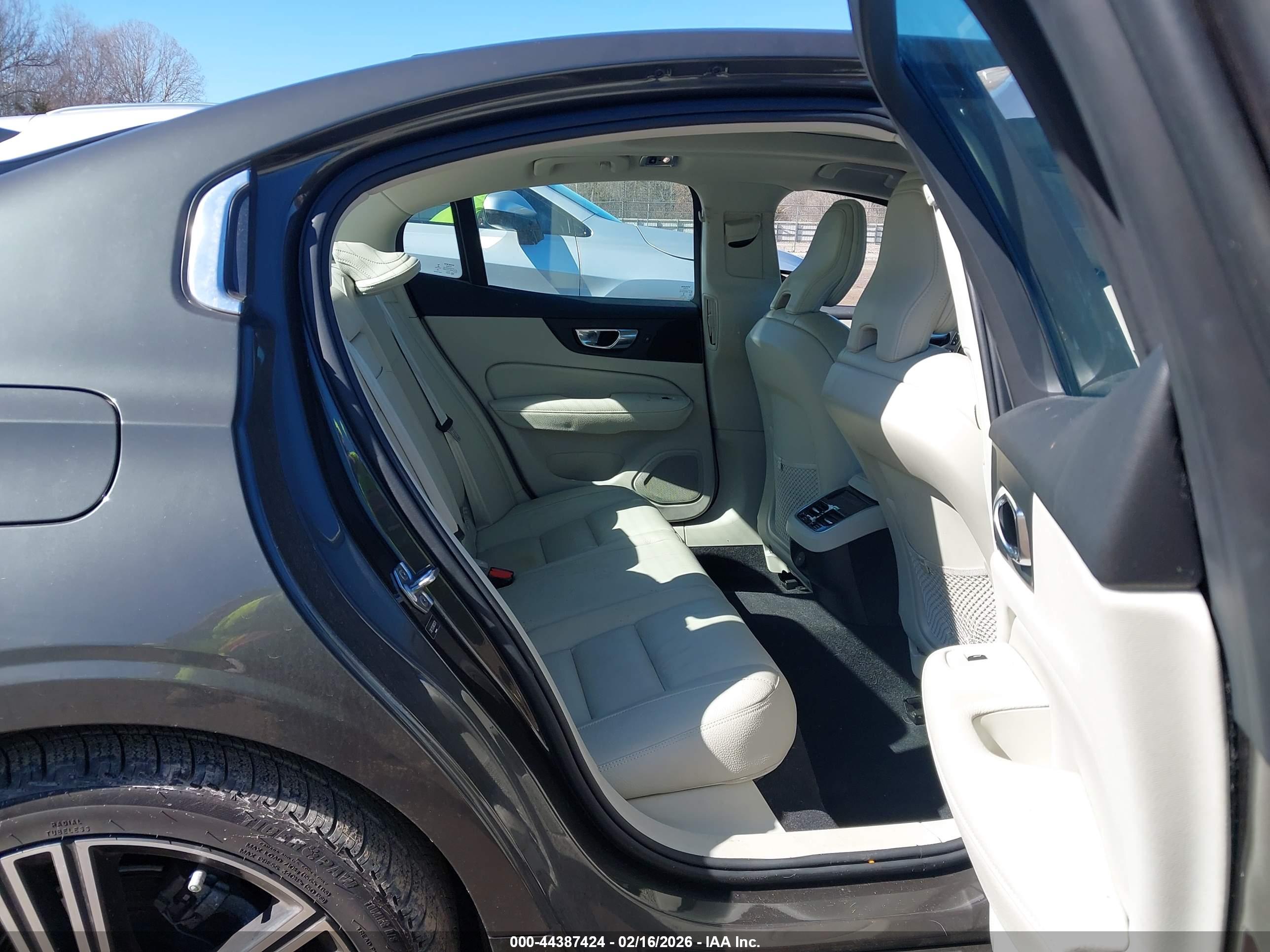 VOLVO S60 image 8