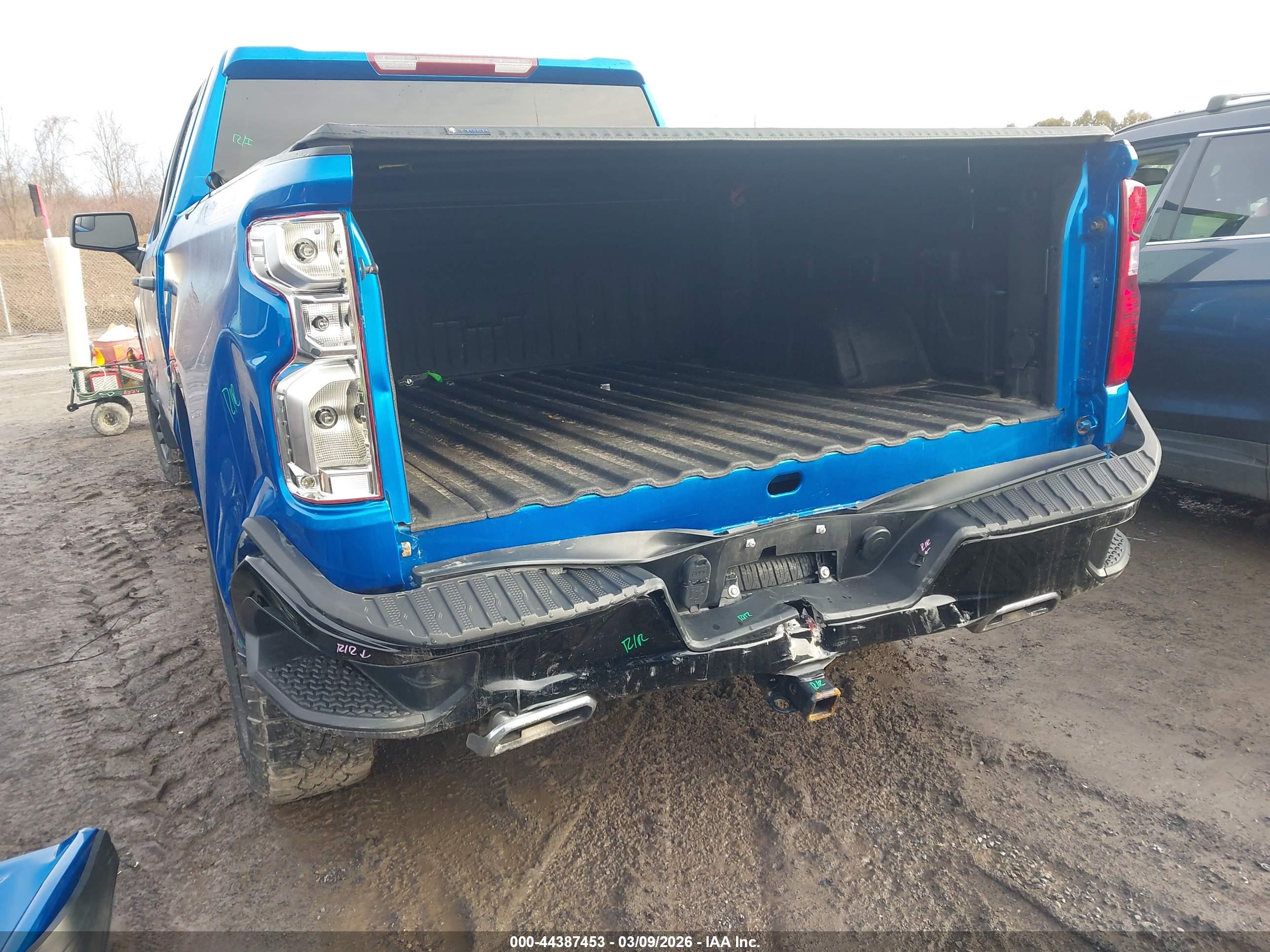 CHEVROLET SILVERADO image 6